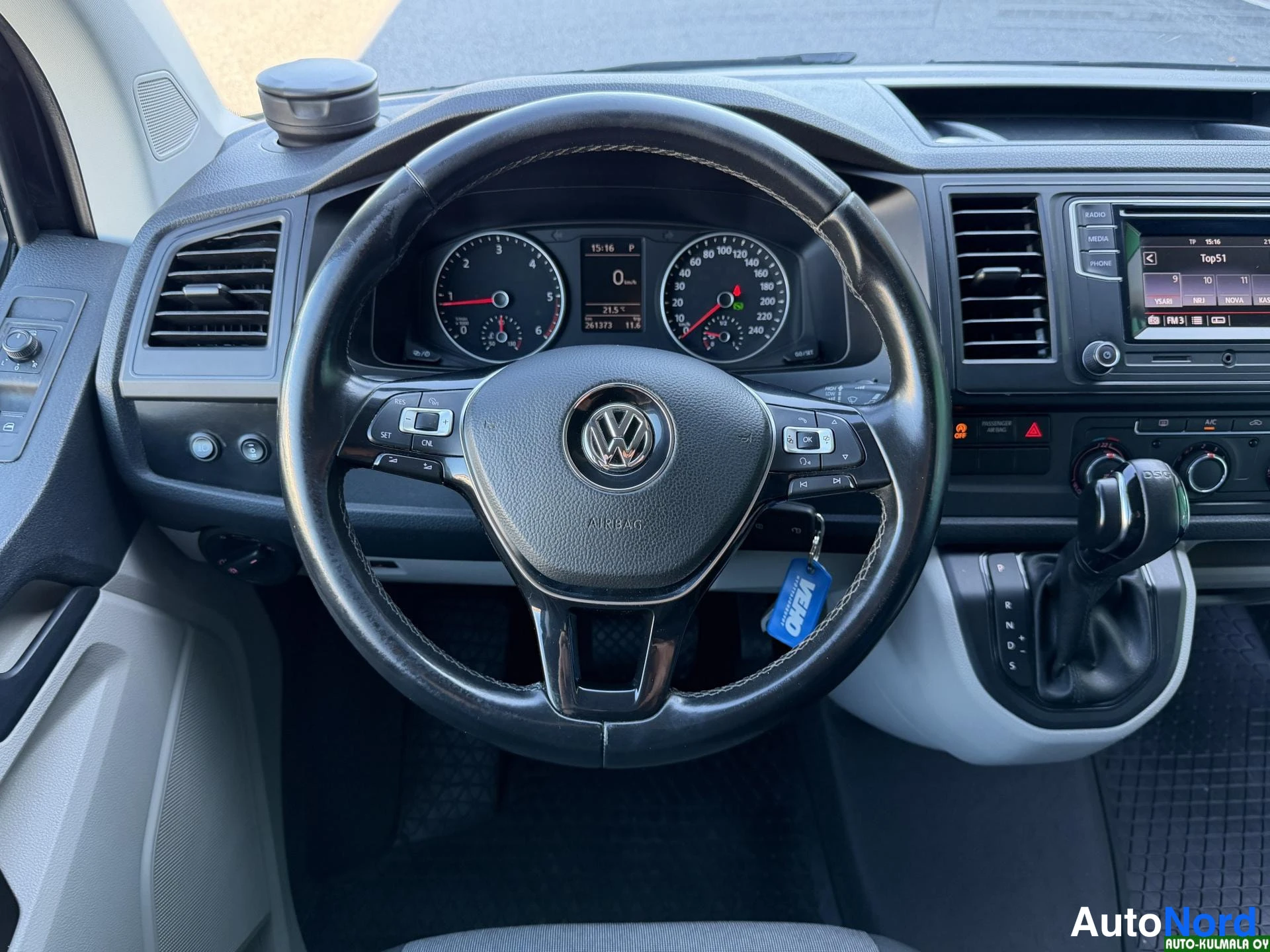 Musta Volkswagen Transporter 2017, ohjaamo, kuva 17