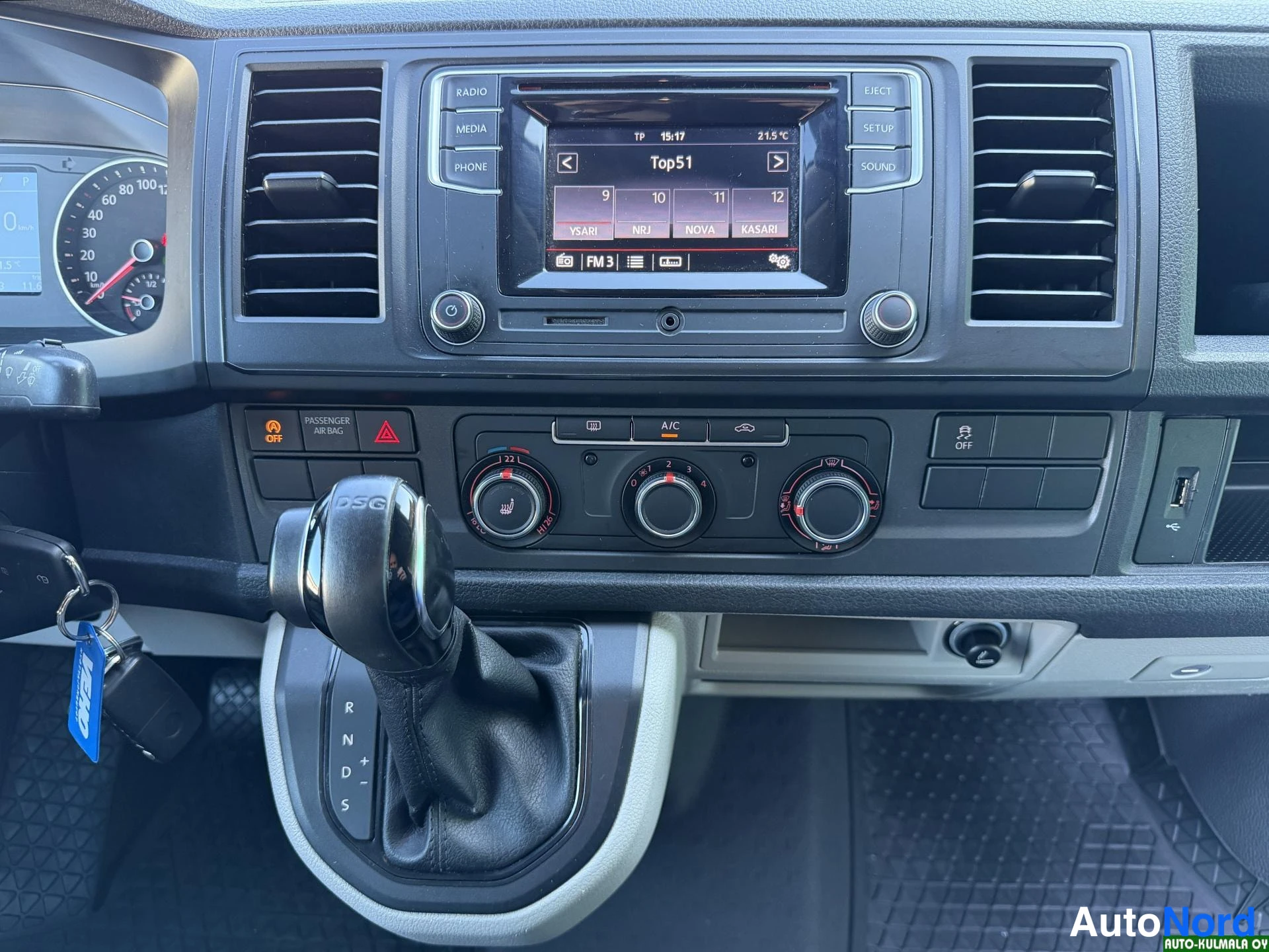 Musta Volkswagen Transporter 2017, ohjaamo, kuva 18