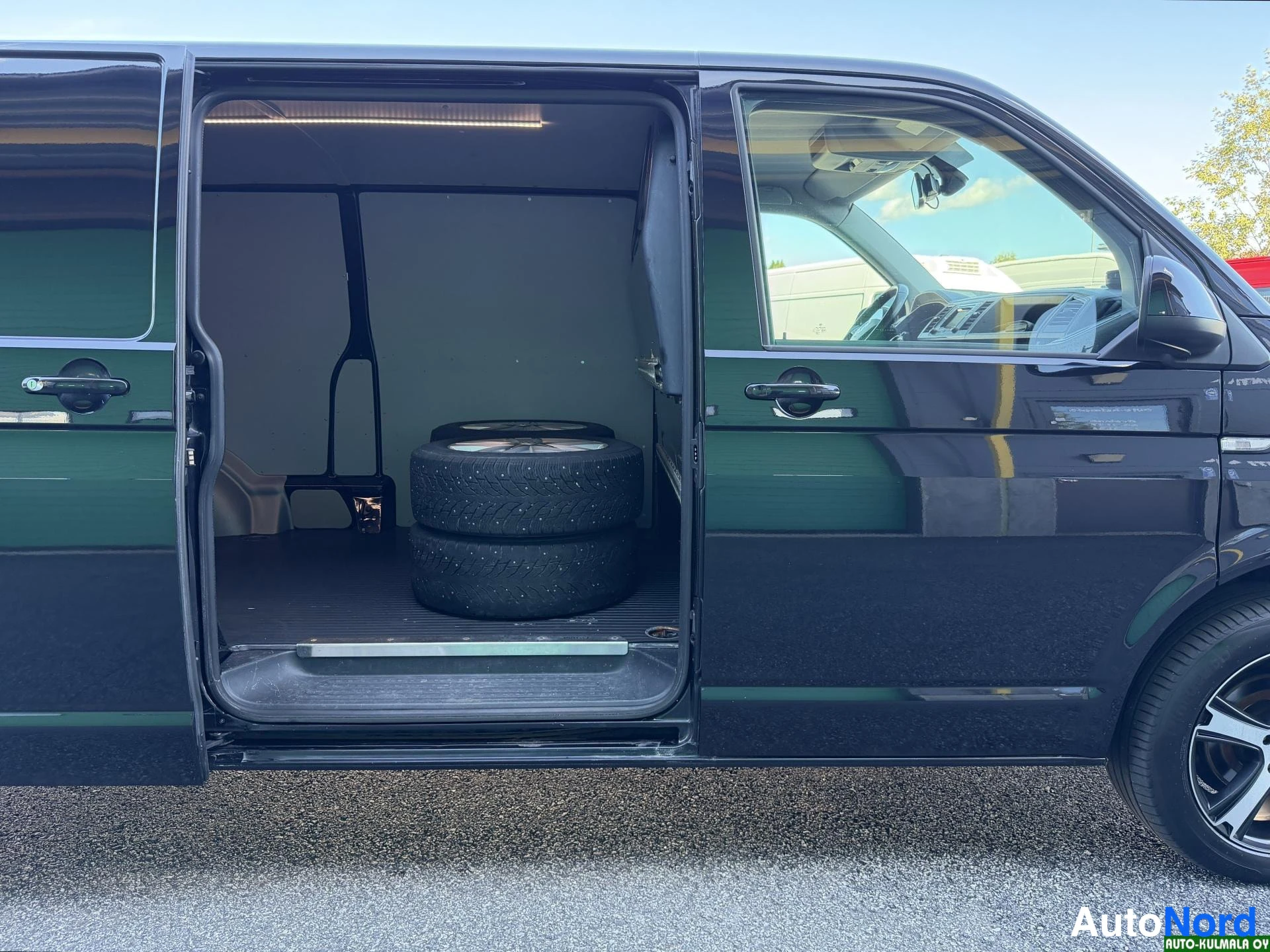Musta Volkswagen Transporter 2017, tavaratila, kuva 20