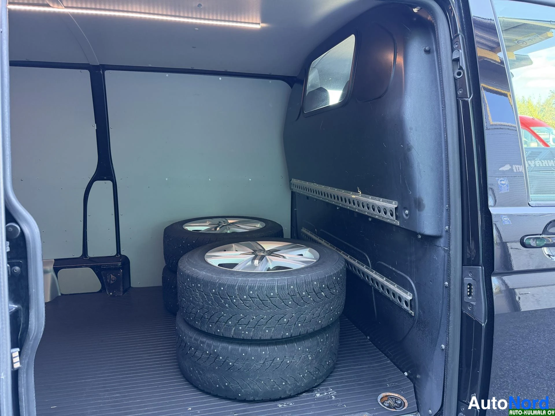 Musta Volkswagen Transporter 2017, tavaratila, kuva 21