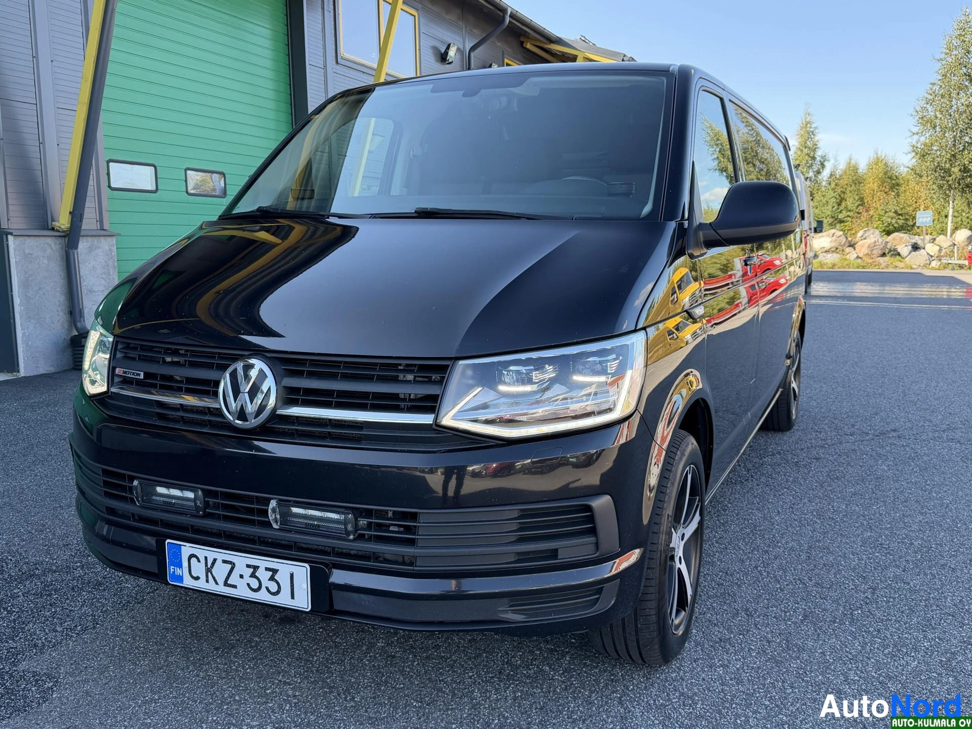 Musta Volkswagen Transporter 2017, etuviisto, keula vasemmalle, kuva 3