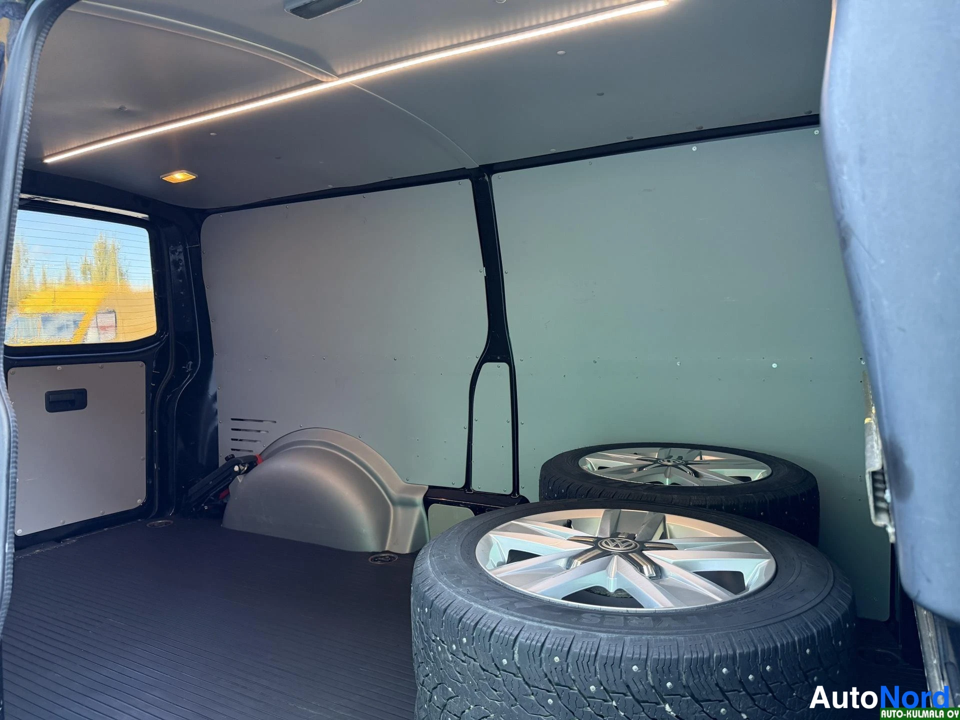 Musta Volkswagen Transporter 2017, tavaratila, kuva 22