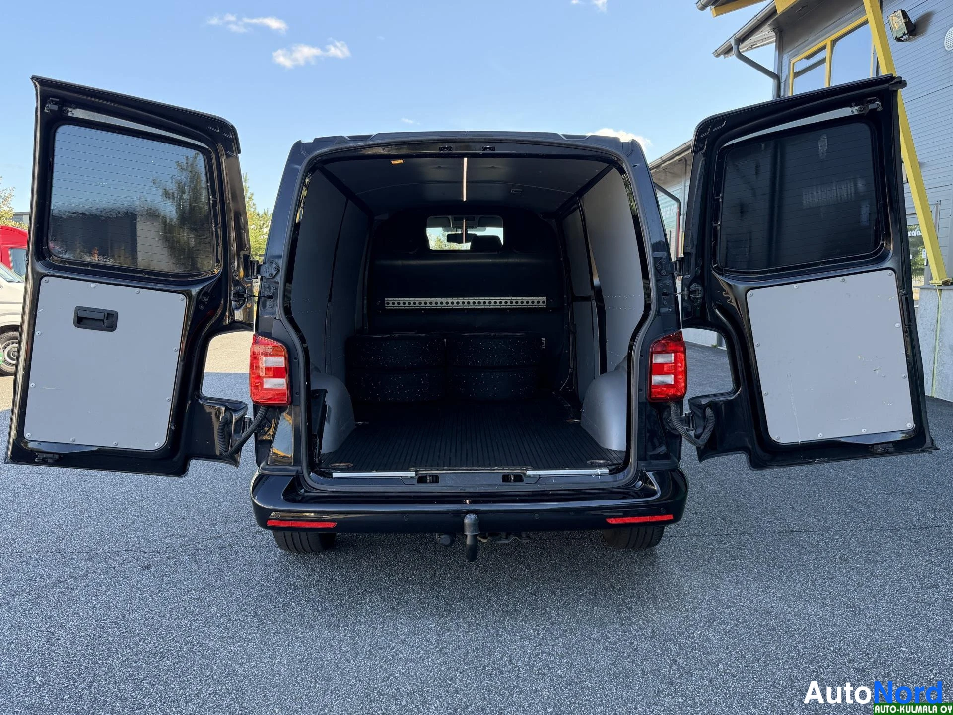 Musta Volkswagen Transporter 2017, takaa, kuva 12