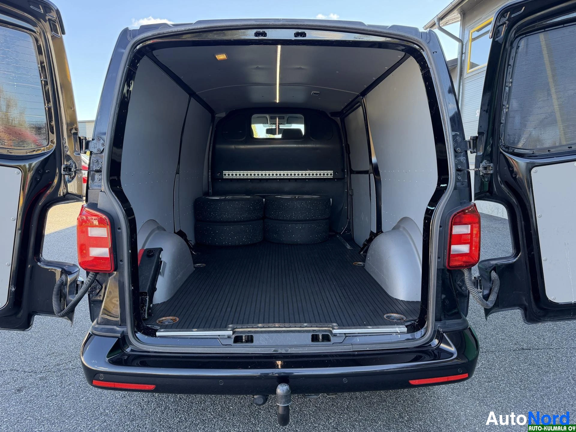 Musta Volkswagen Transporter 2017, tavaratila, kuva 23