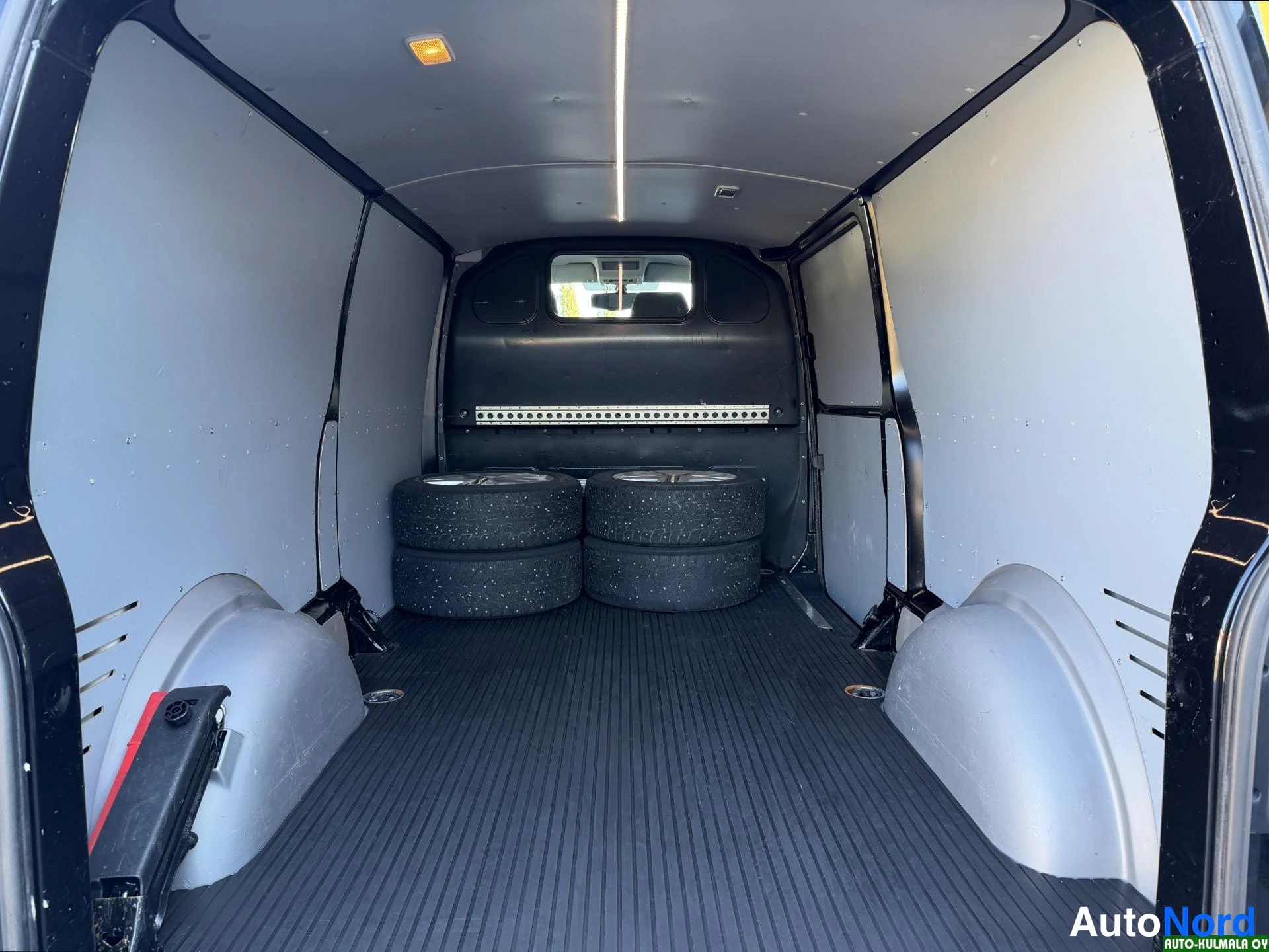 Musta Volkswagen Transporter 2017, tavaratila, kuva 24