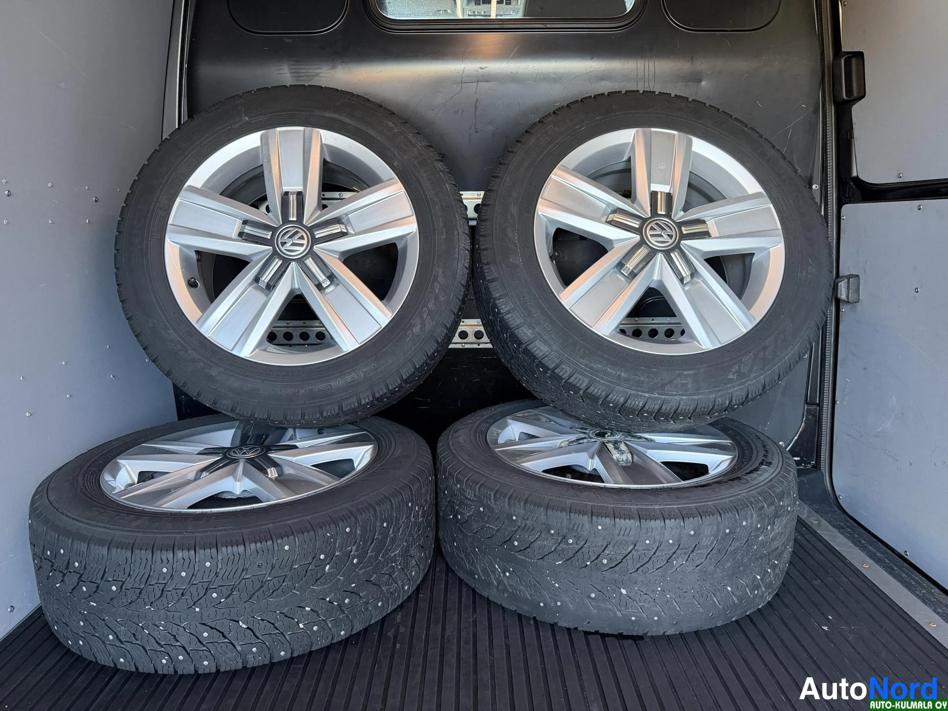 Musta Volkswagen Transporter 2017, yksityiskohta, kuva 25