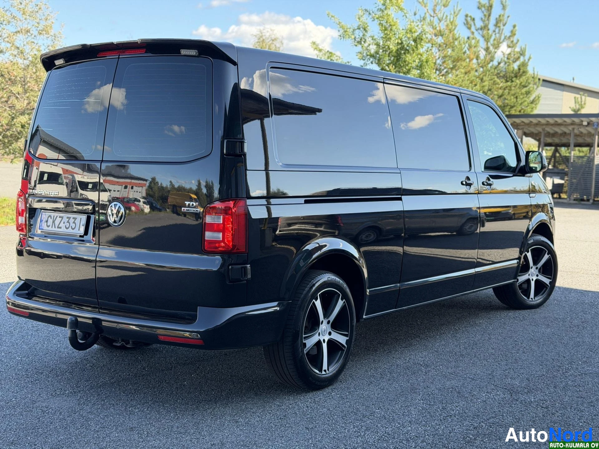 Musta Volkswagen Transporter 2017, takaviisto, kuva 11