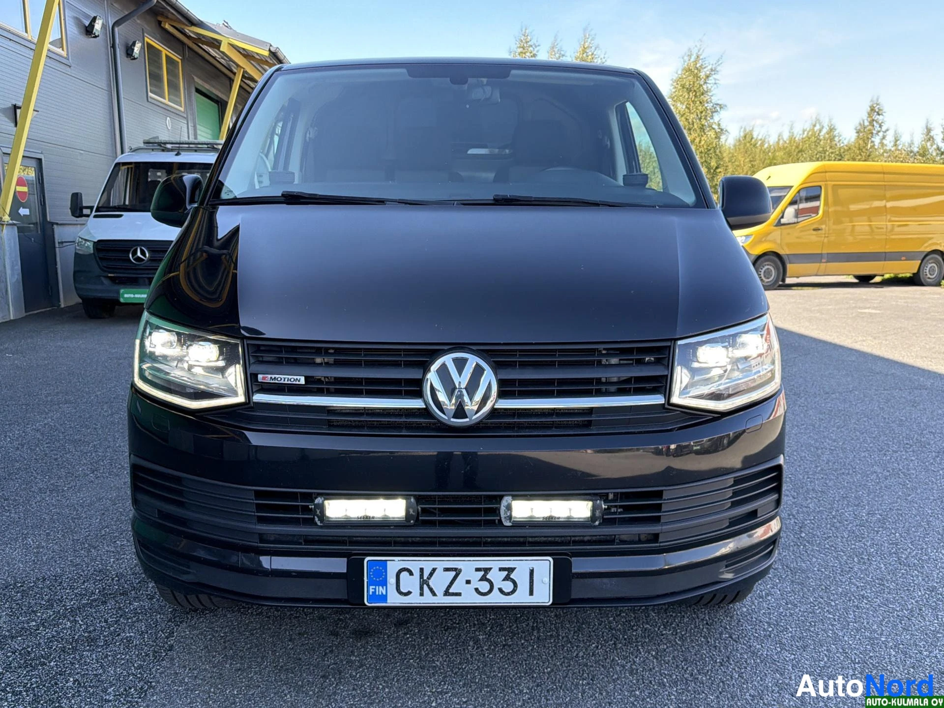 Musta Volkswagen Transporter 2017, edestä, kuva 5