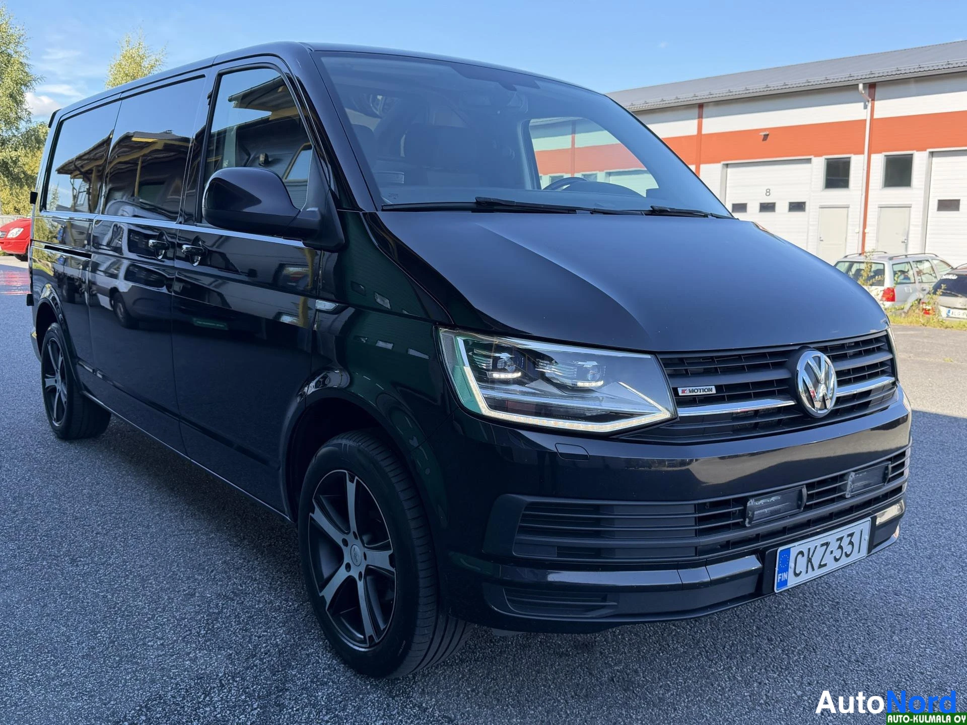 Musta Volkswagen Transporter 2017, etuviisto, keula oikealle, kuva 4