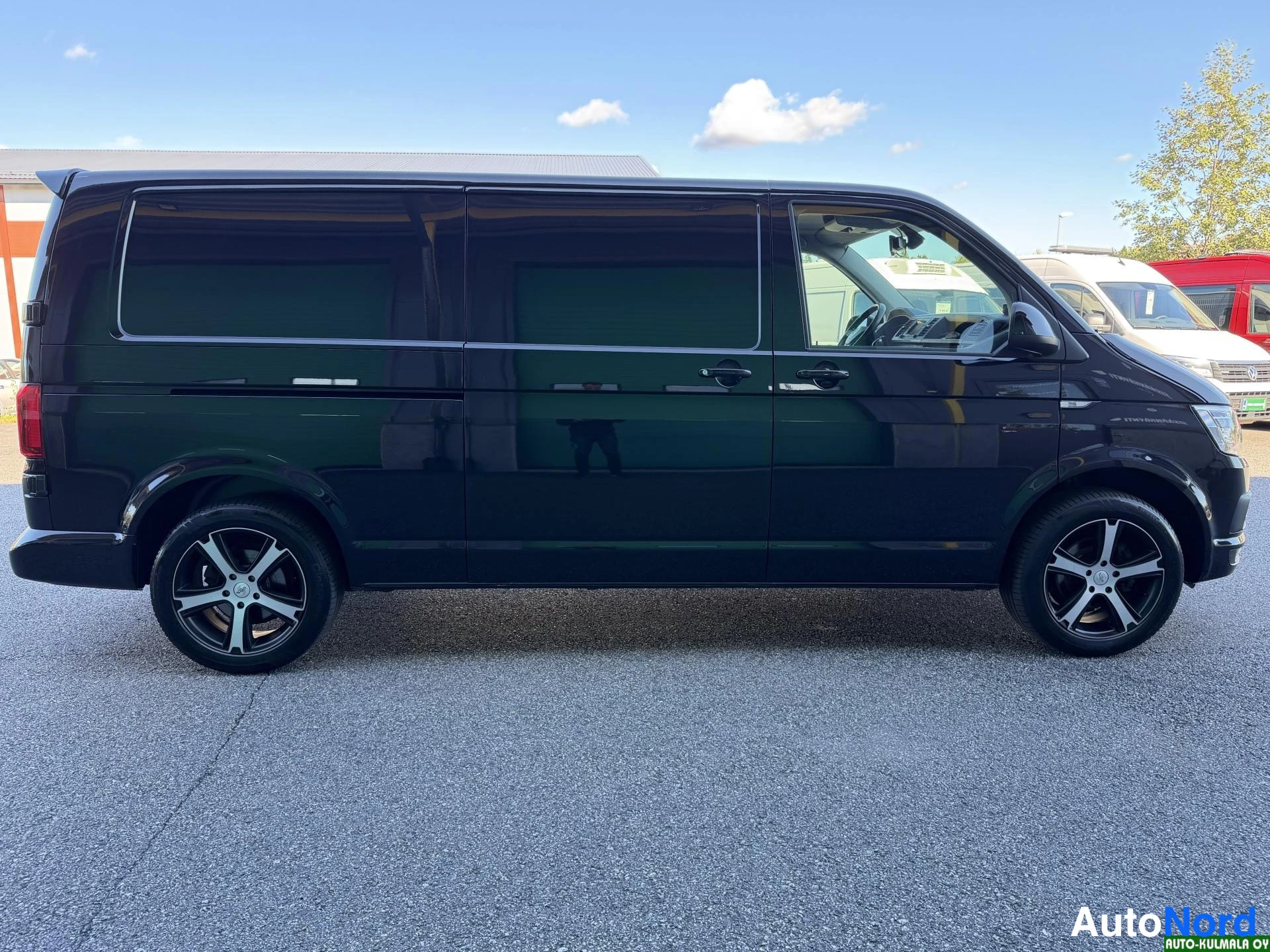 Musta Volkswagen Transporter 2017, sivulta, kuva 6