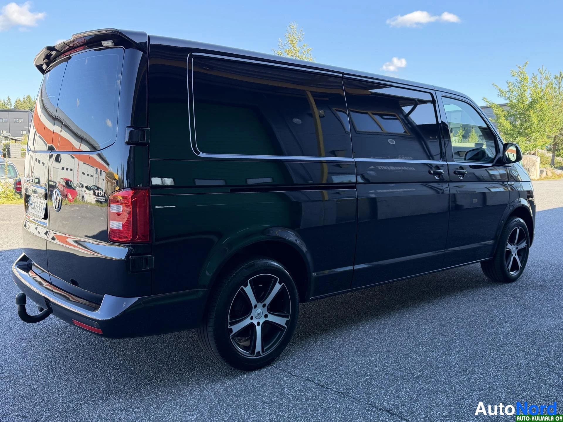 Musta Volkswagen Transporter 2017, takaviisto, kuva 8