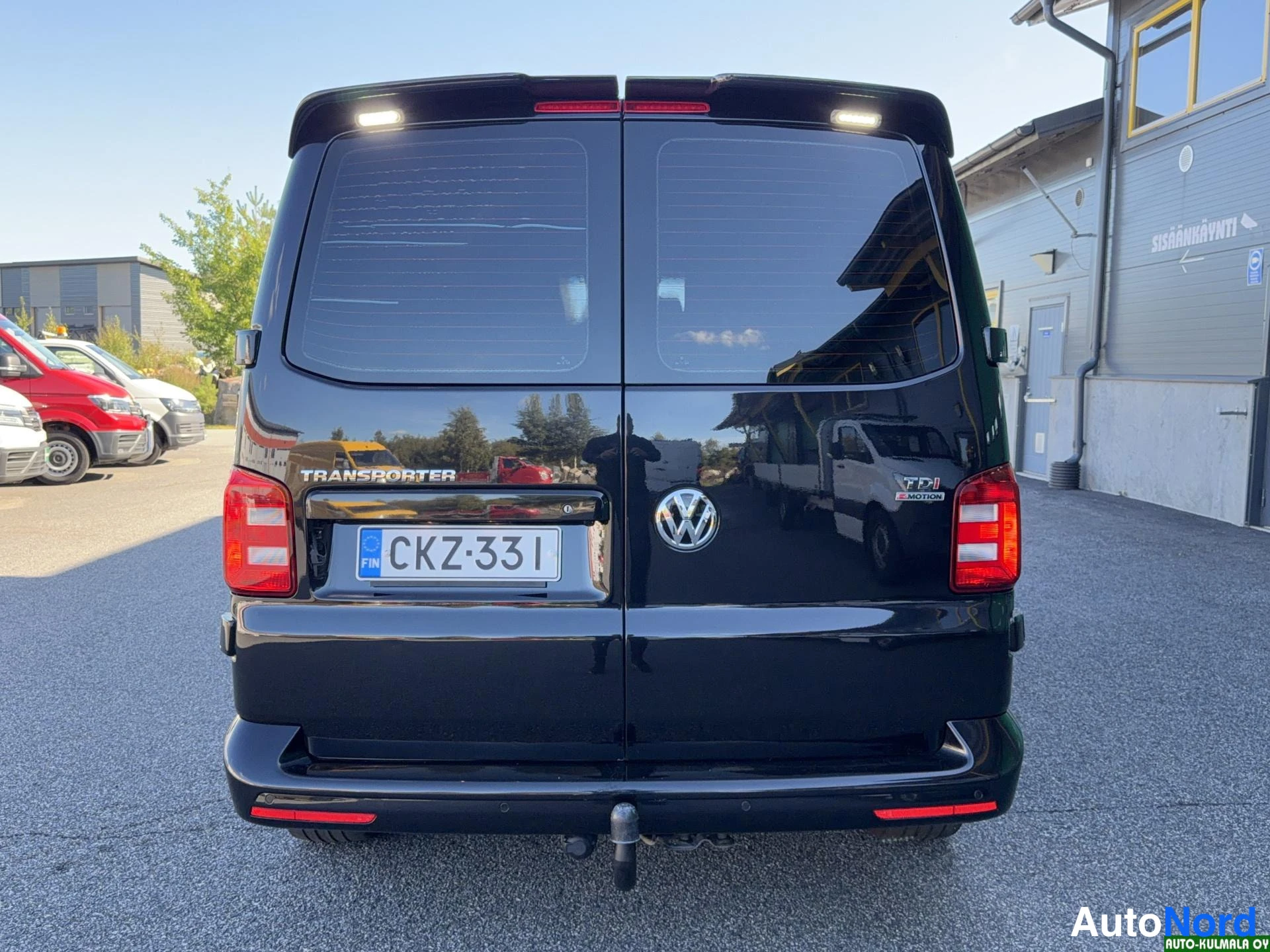 Musta Volkswagen Transporter 2017, takaa, kuva 13