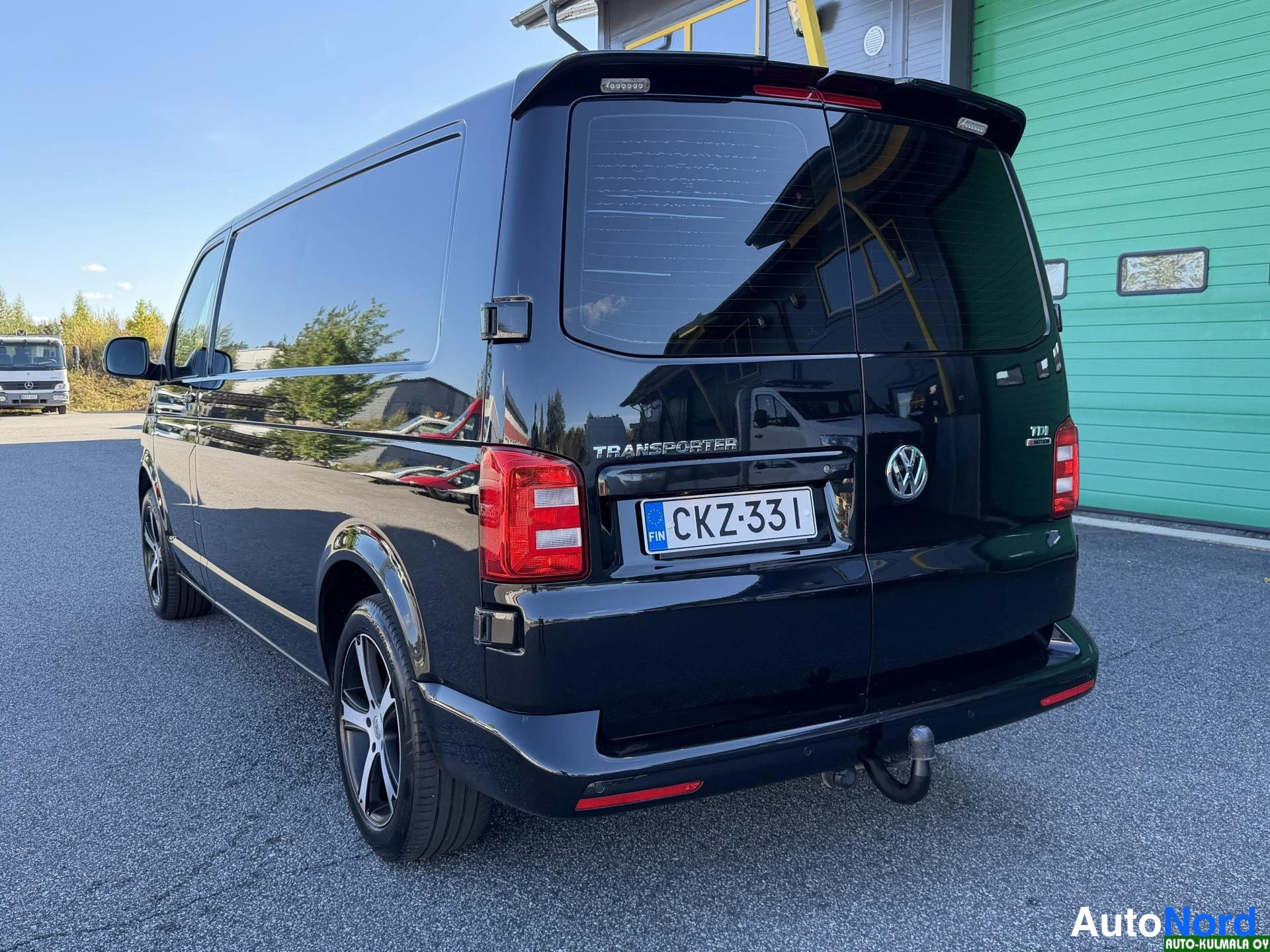 Musta Volkswagen Transporter 2017, takaviisto, kuva 10