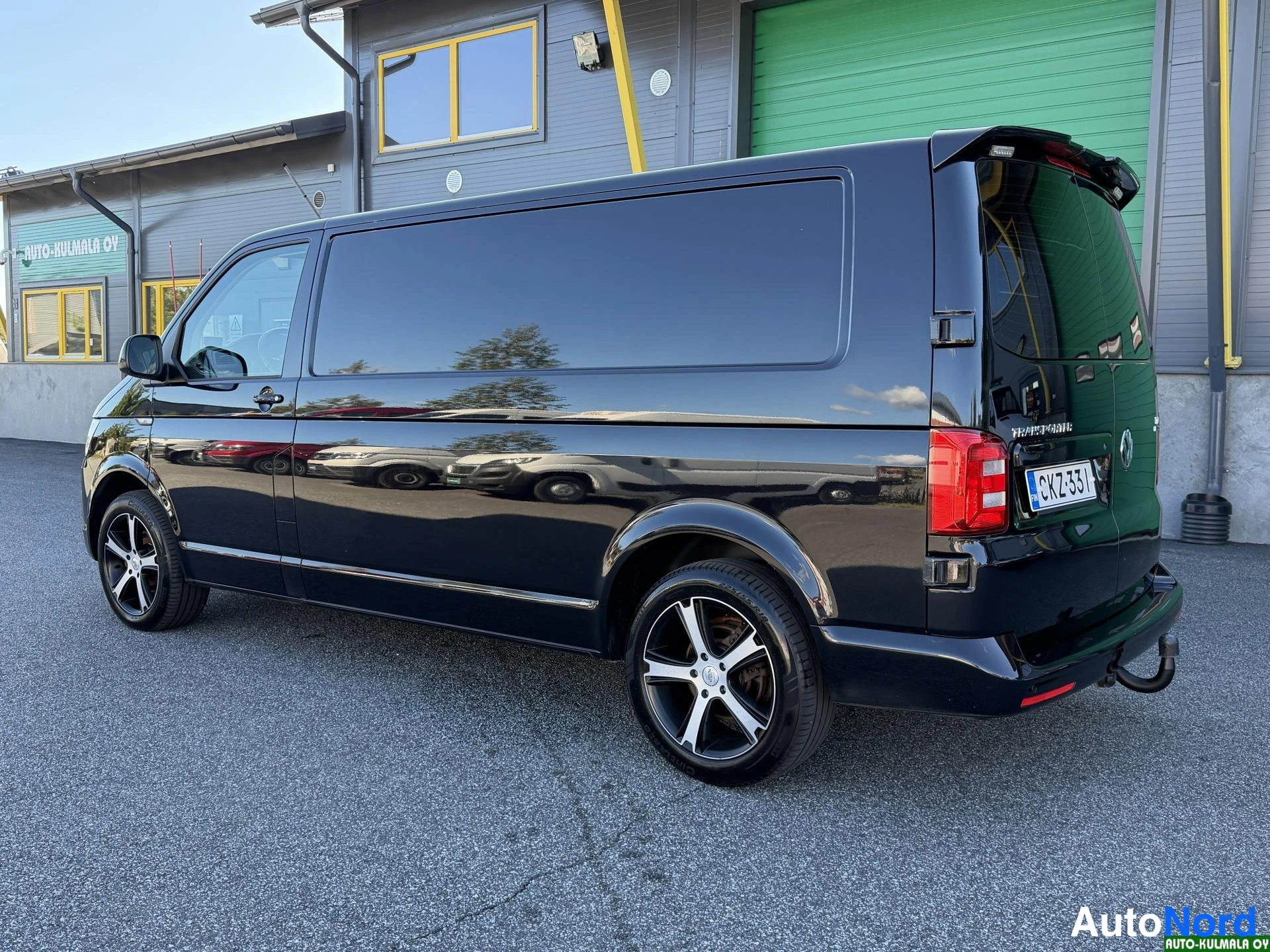 Musta Volkswagen Transporter 2017, takaviisto, kuva 9