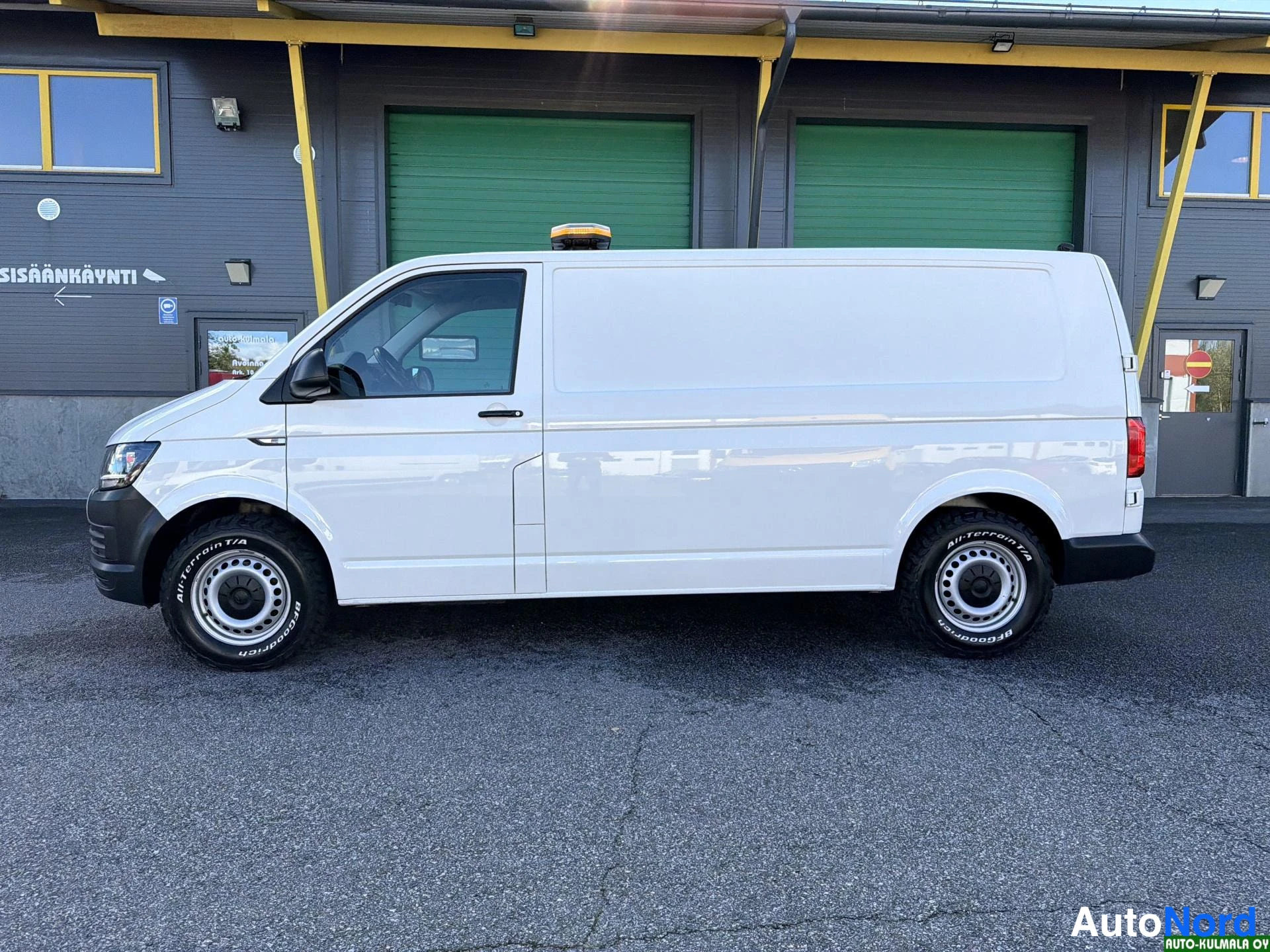 Valkoinen Volkswagen Transporter 2018, etuviisto, keula vasemmalle, kuva 2