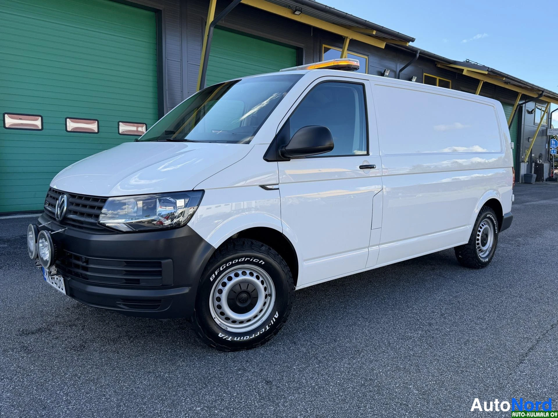 Valkoinen Volkswagen Transporter 2018, etuviisto, keula vasemmalle, kuva 5
