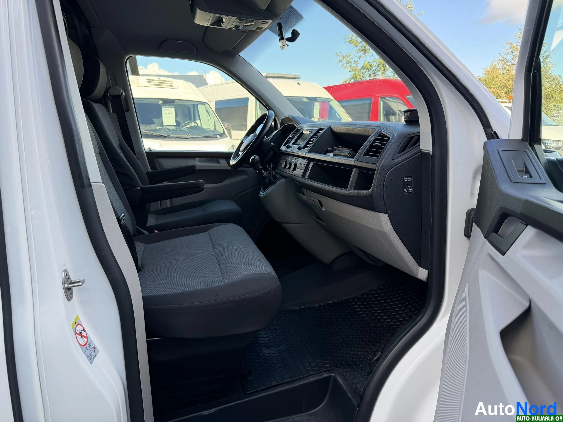 Valkoinen Volkswagen Transporter 2018, ohjaamo, kuva 20