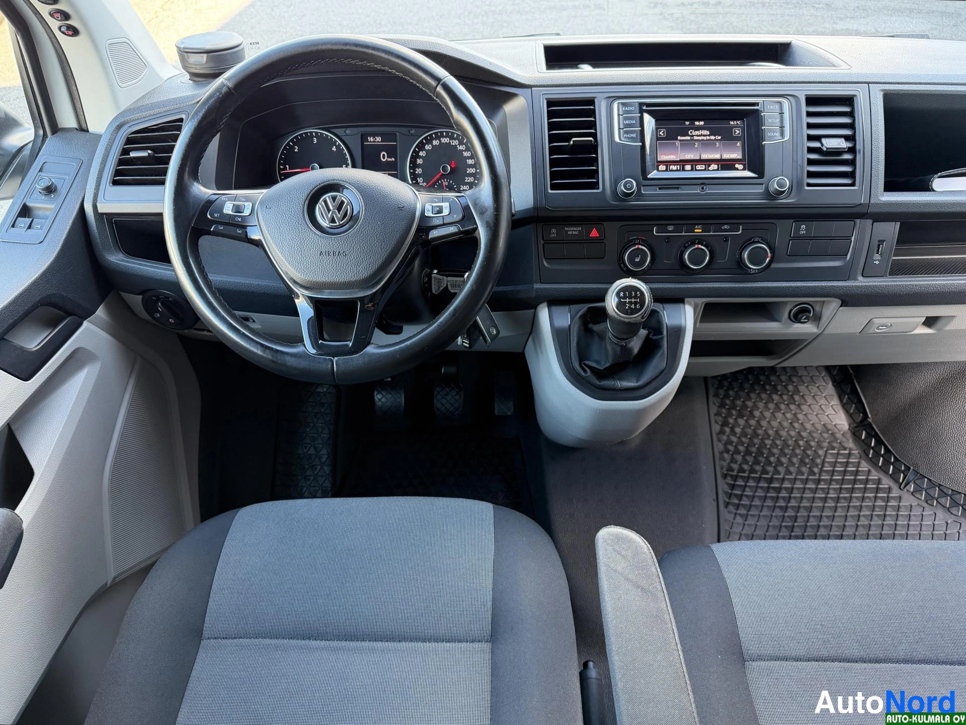 Valkoinen Volkswagen Transporter 2018, ohjaamo, kuva 21