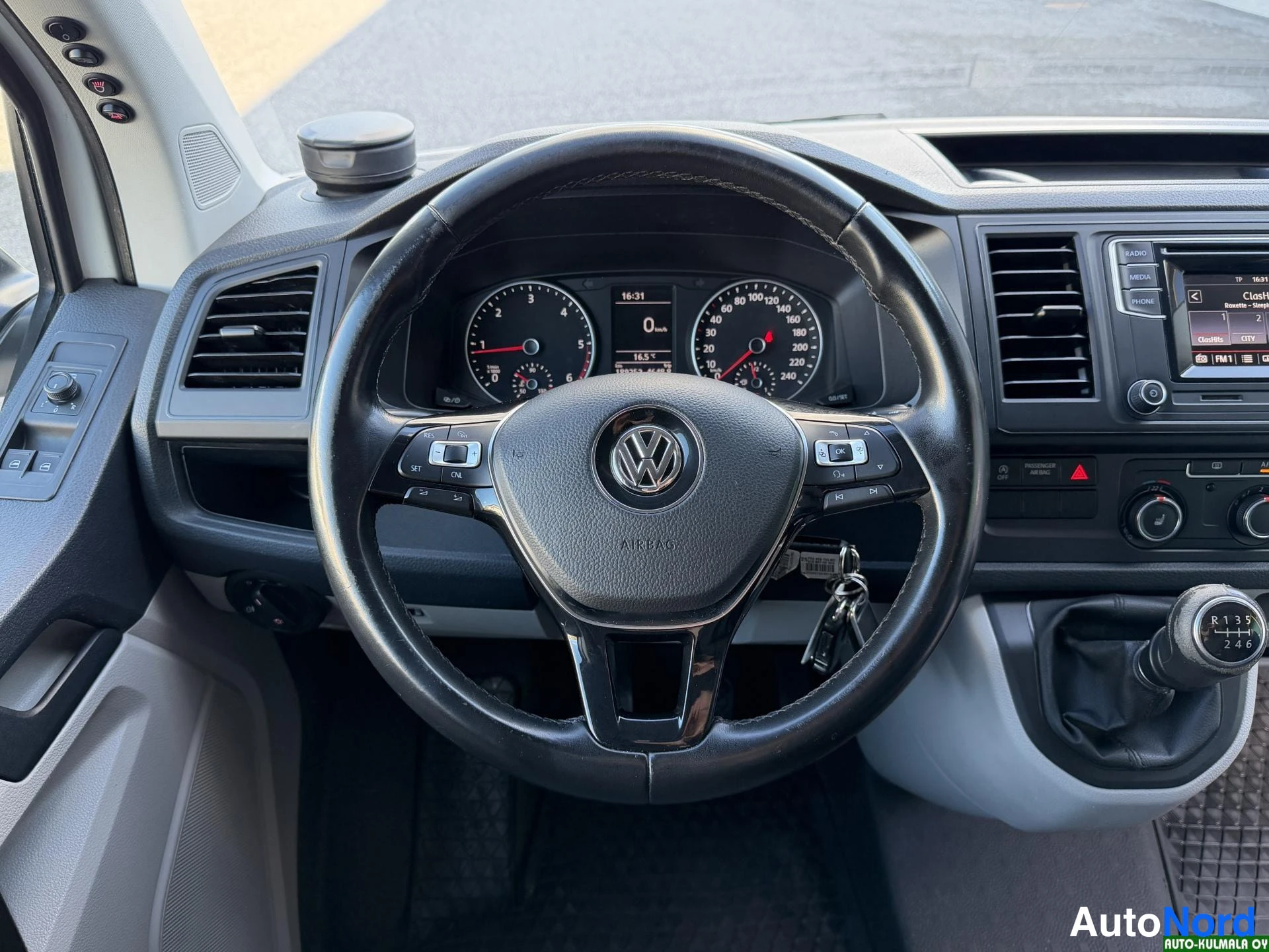 Valkoinen Volkswagen Transporter 2018, ohjaamo, kuva 16
