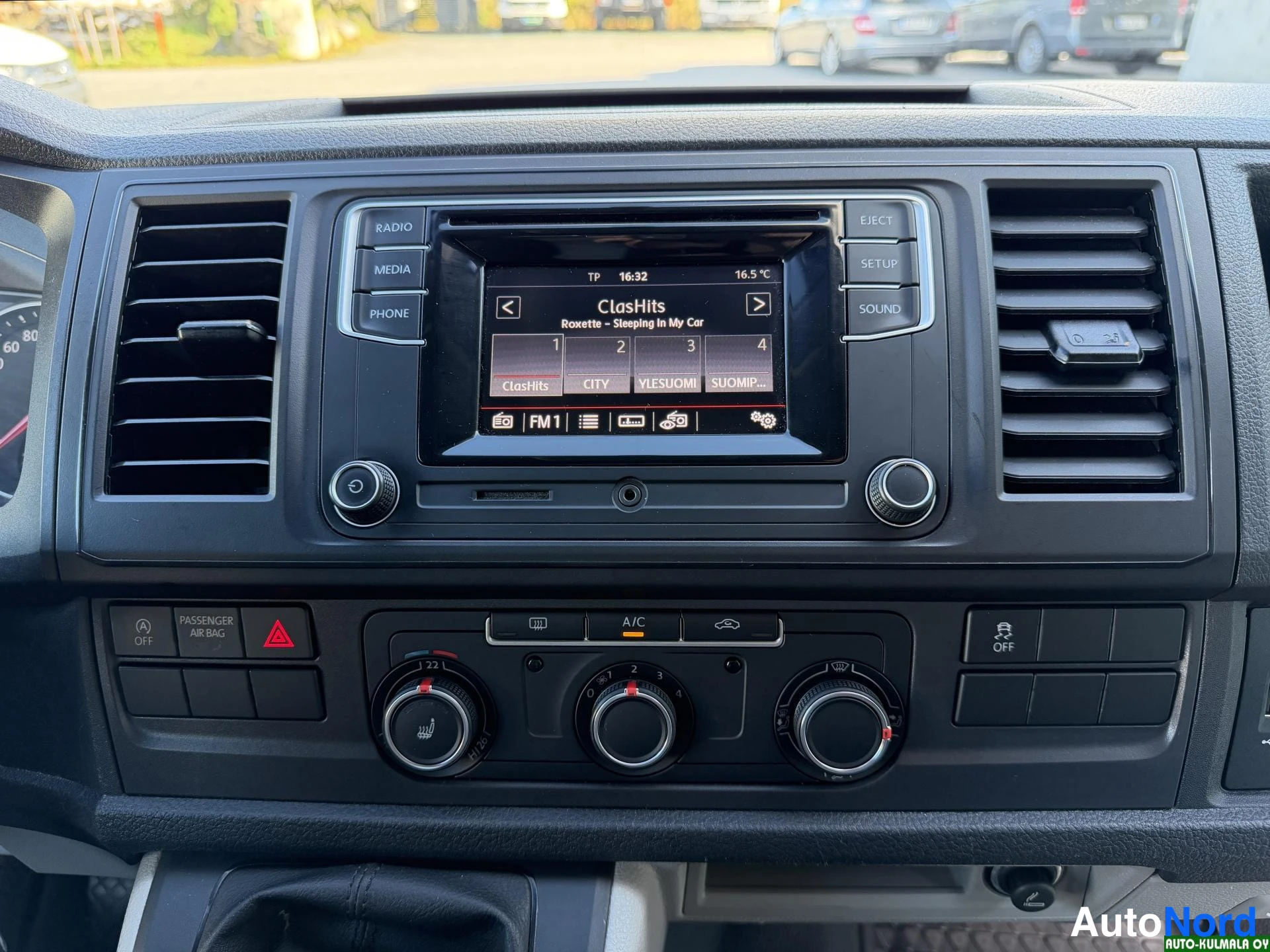 Valkoinen Volkswagen Transporter 2018, ohjaamo, kuva 17