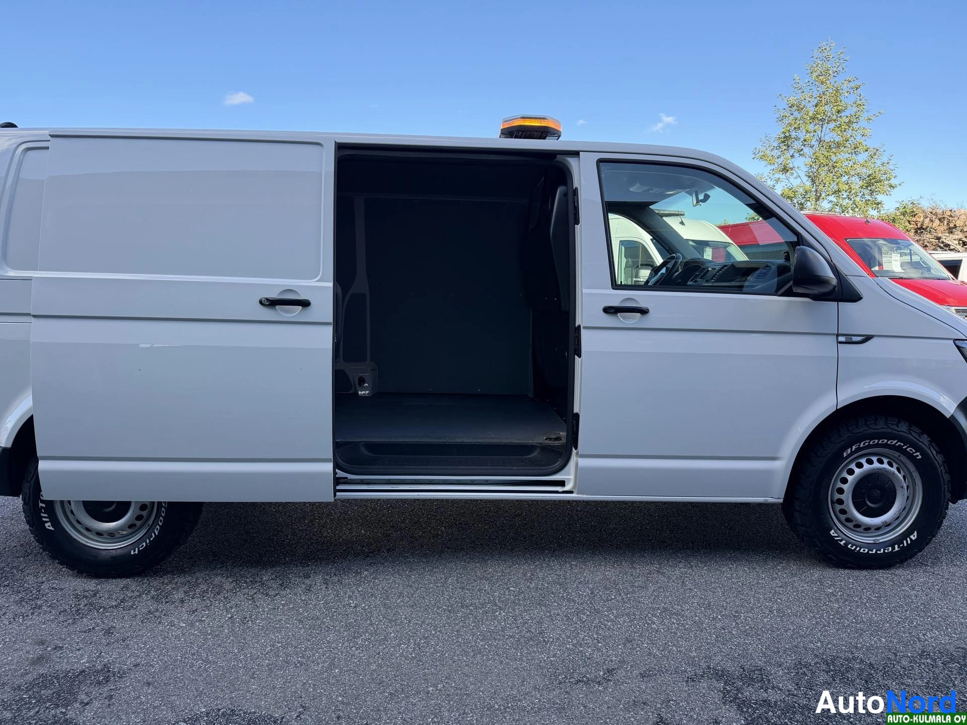 Valkoinen Volkswagen Transporter 2018, sivulta, kuva 9