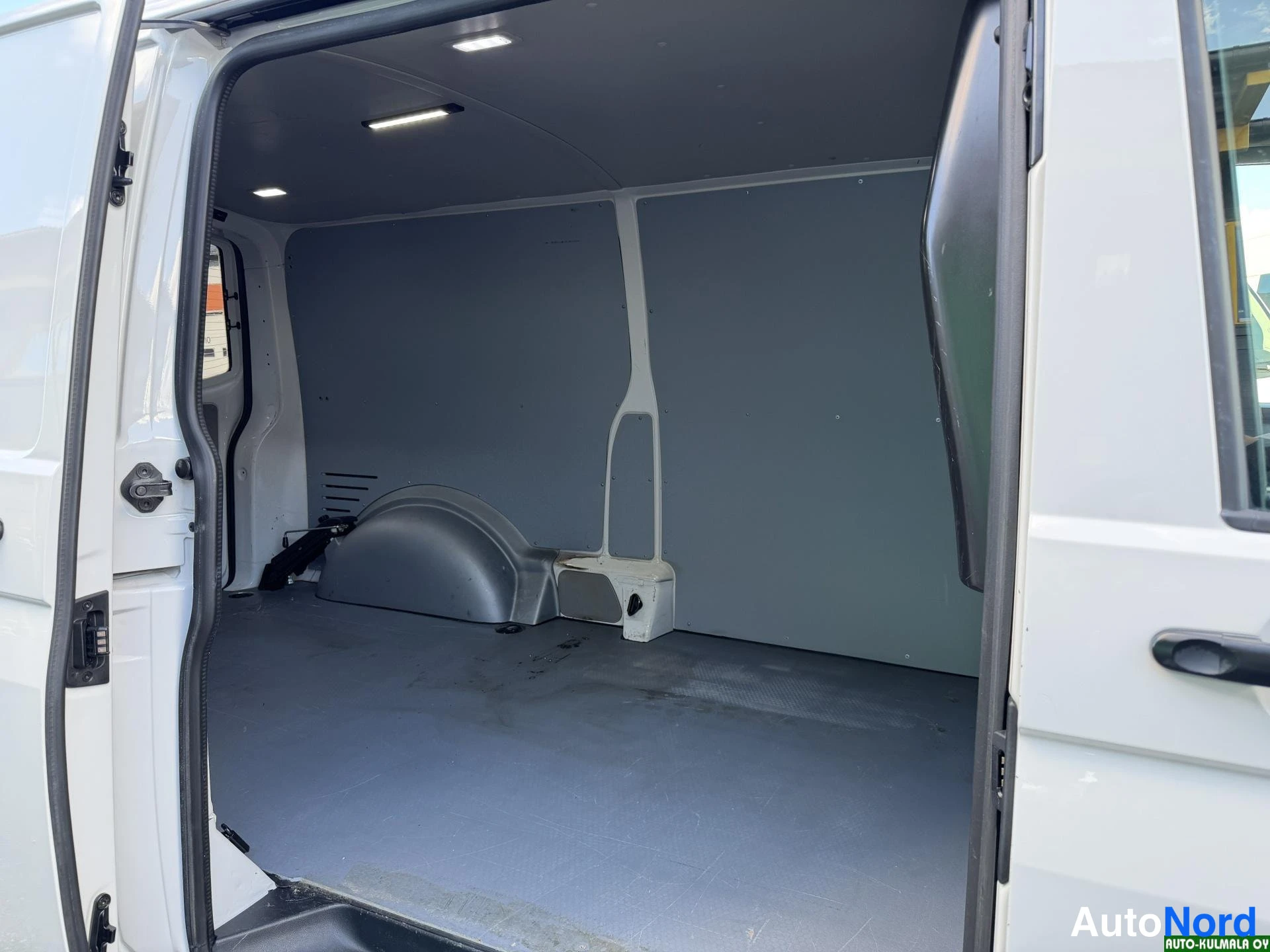 Valkoinen Volkswagen Transporter 2018, tavaratila, kuva 23