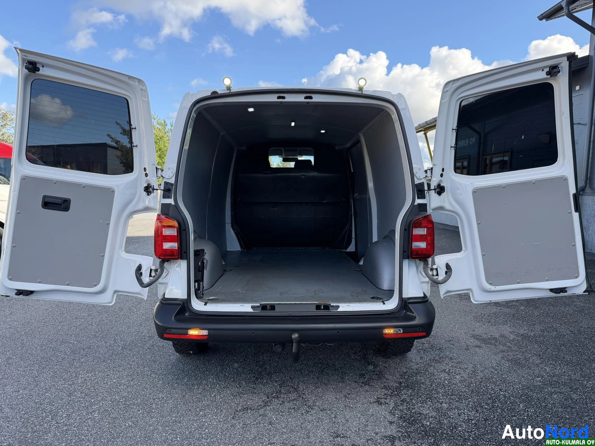 Valkoinen Volkswagen Transporter 2018, takaa, kuva 15