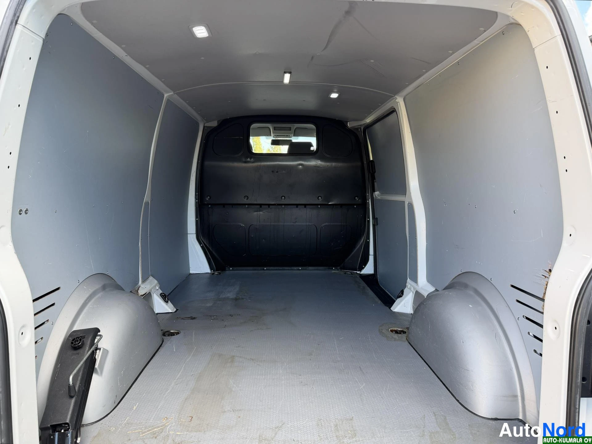 Valkoinen Volkswagen Transporter 2018, tavaratila, kuva 24
