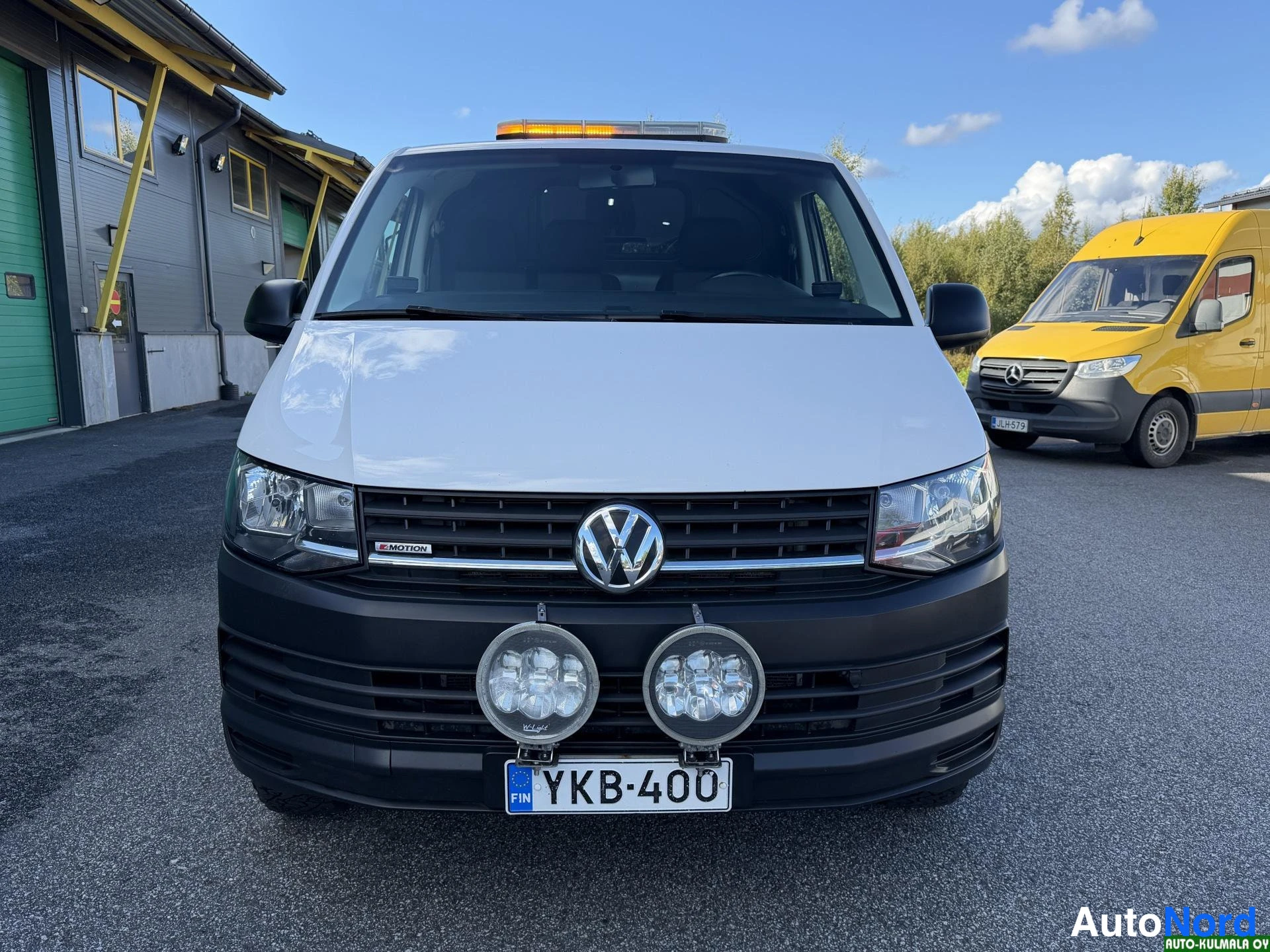 Valkoinen Volkswagen Transporter 2018, edestä, kuva 7