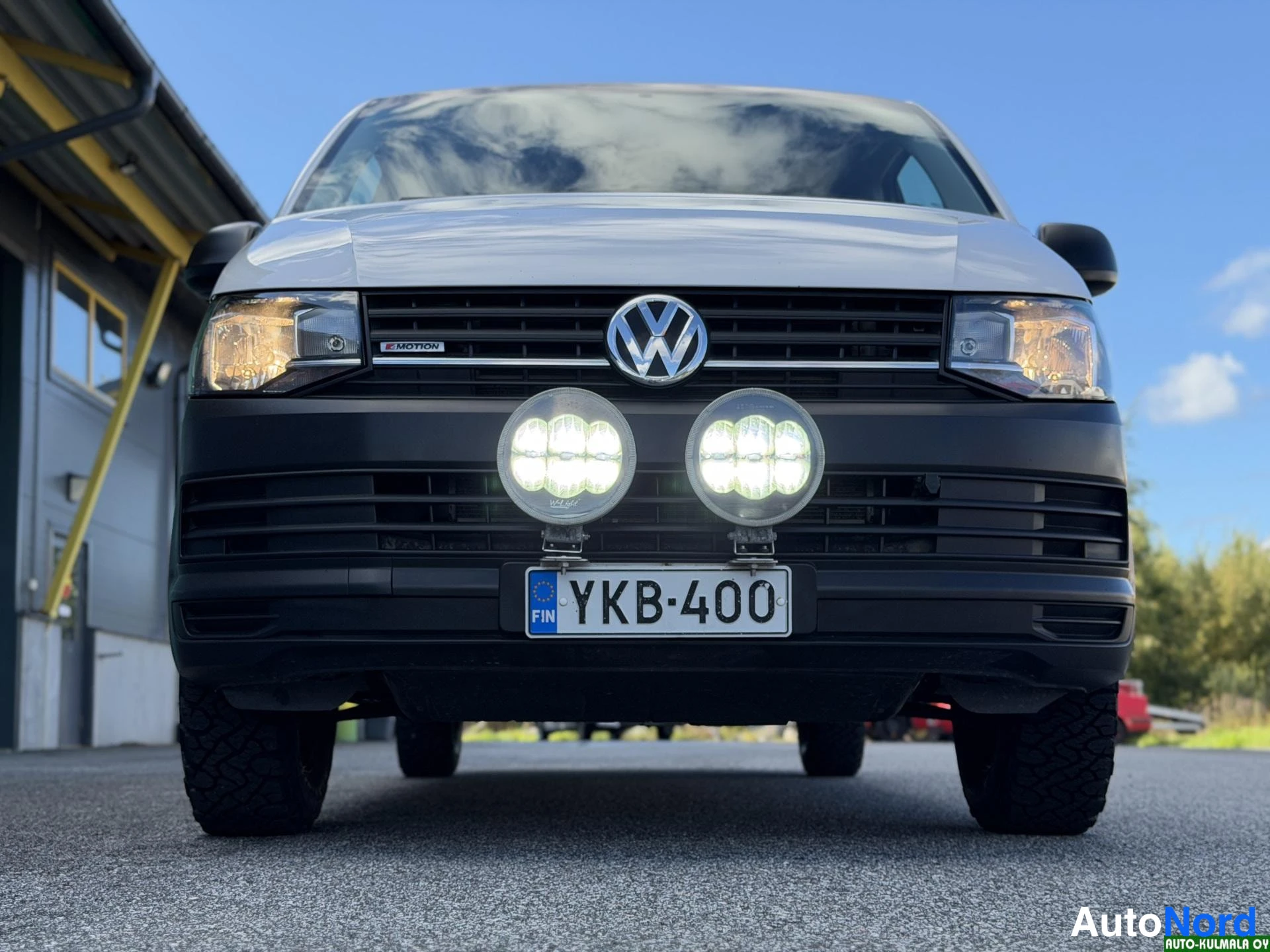 Valkoinen Volkswagen Transporter 2018, edestä, kuva 8