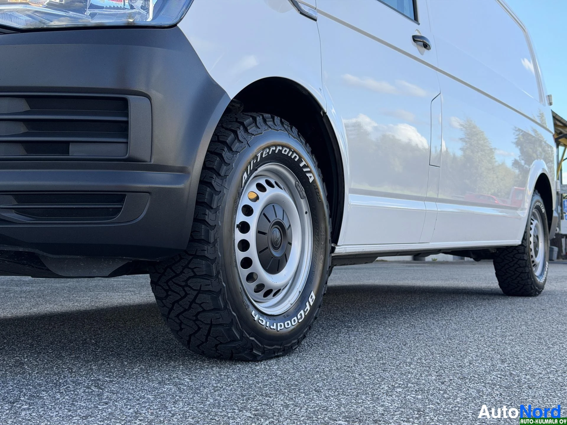 Valkoinen Volkswagen Transporter 2018, etuviisto, keula vasemmalle, kuva 4