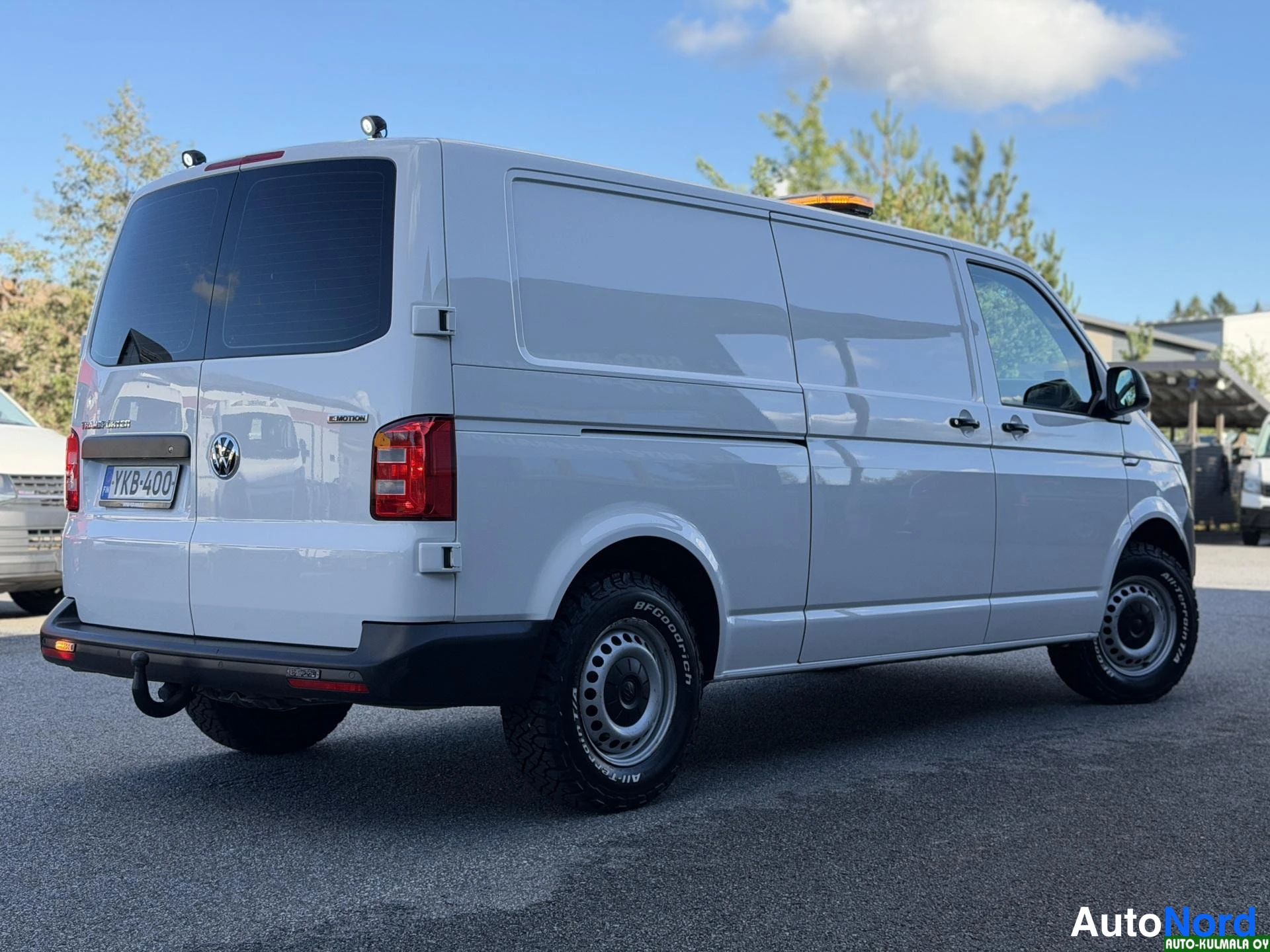 Valkoinen Volkswagen Transporter 2018, takaviisto, kuva 11