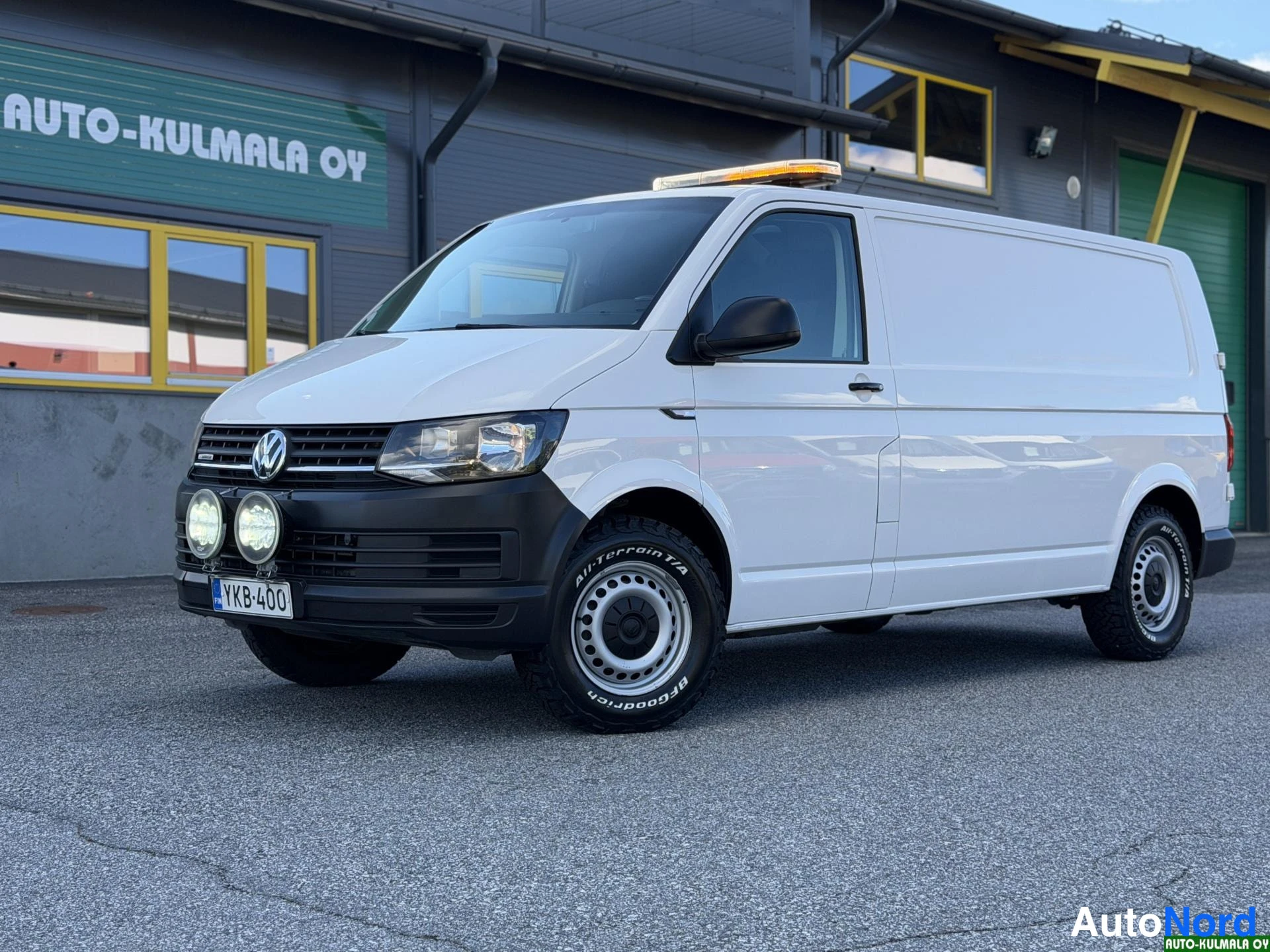 Valkoinen Volkswagen Transporter 2018, etuviisto, keula vasemmalle, kuva 3