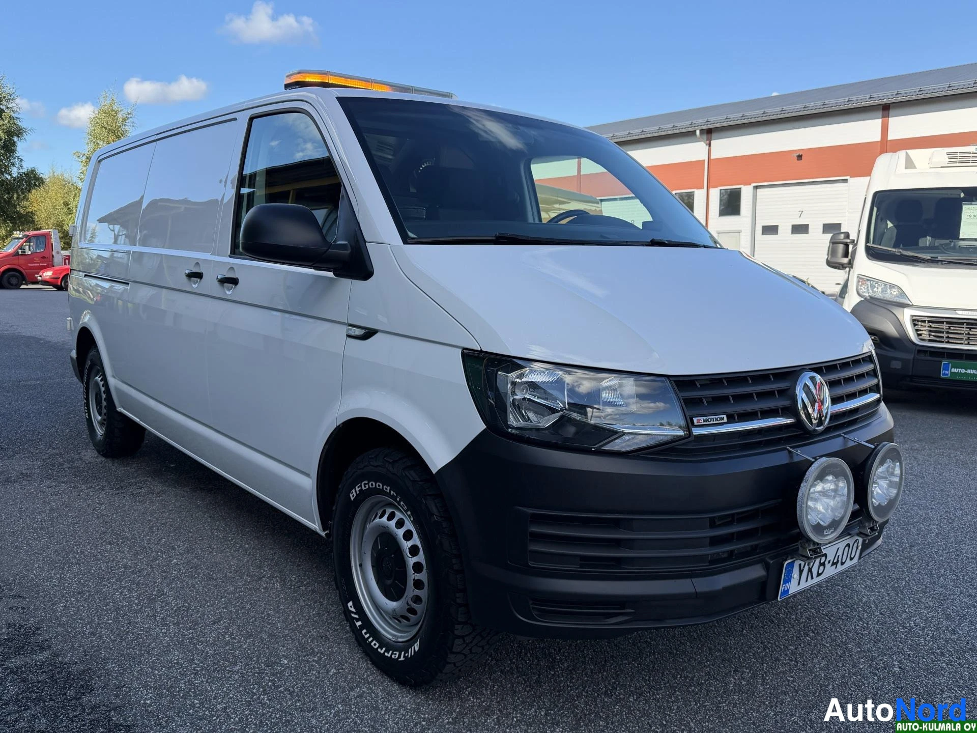 Valkoinen Volkswagen Transporter 2018, etuviisto, keula oikealle, kuva 6