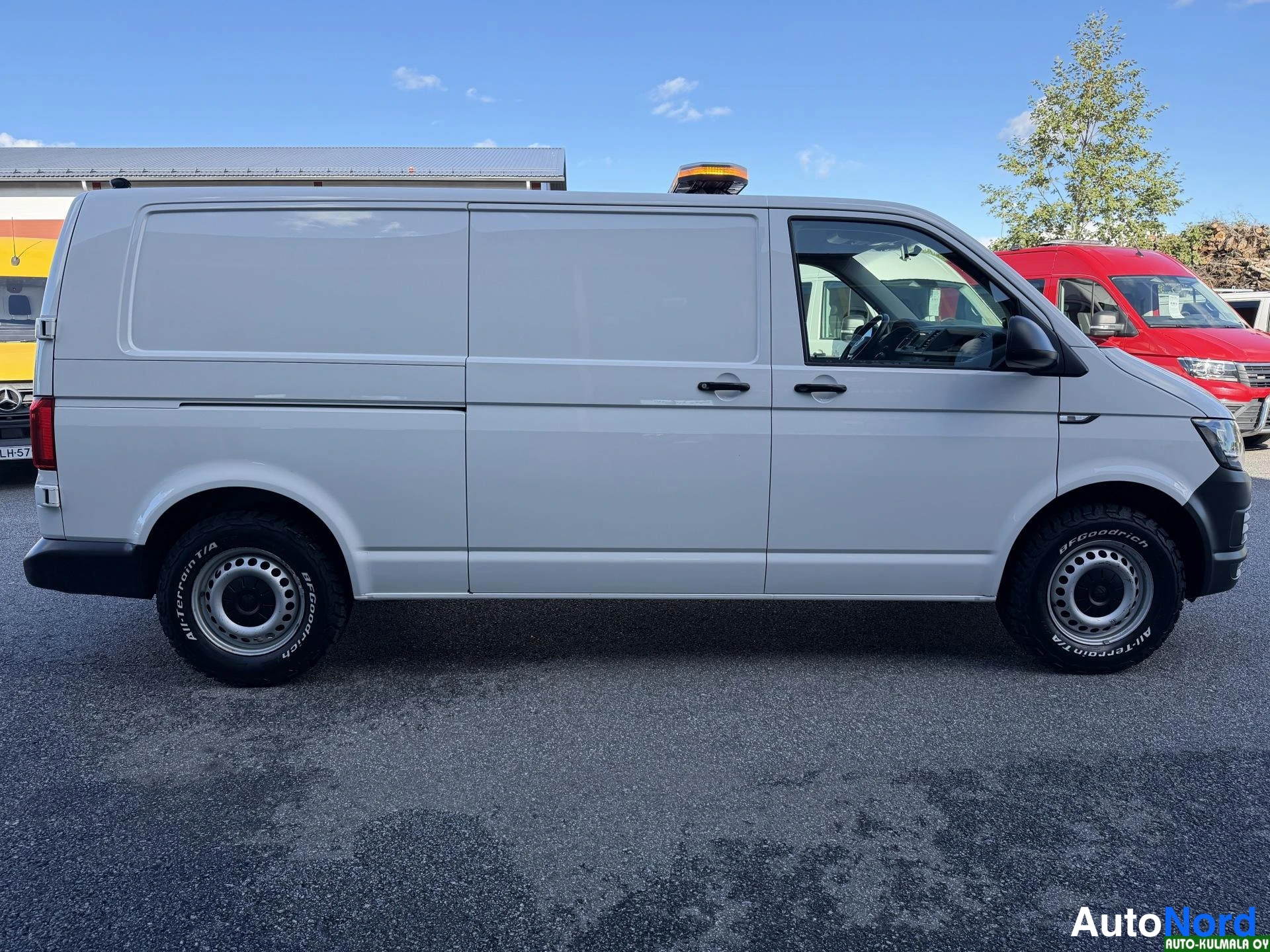 Valkoinen Volkswagen Transporter 2018, sivulta, kuva 10