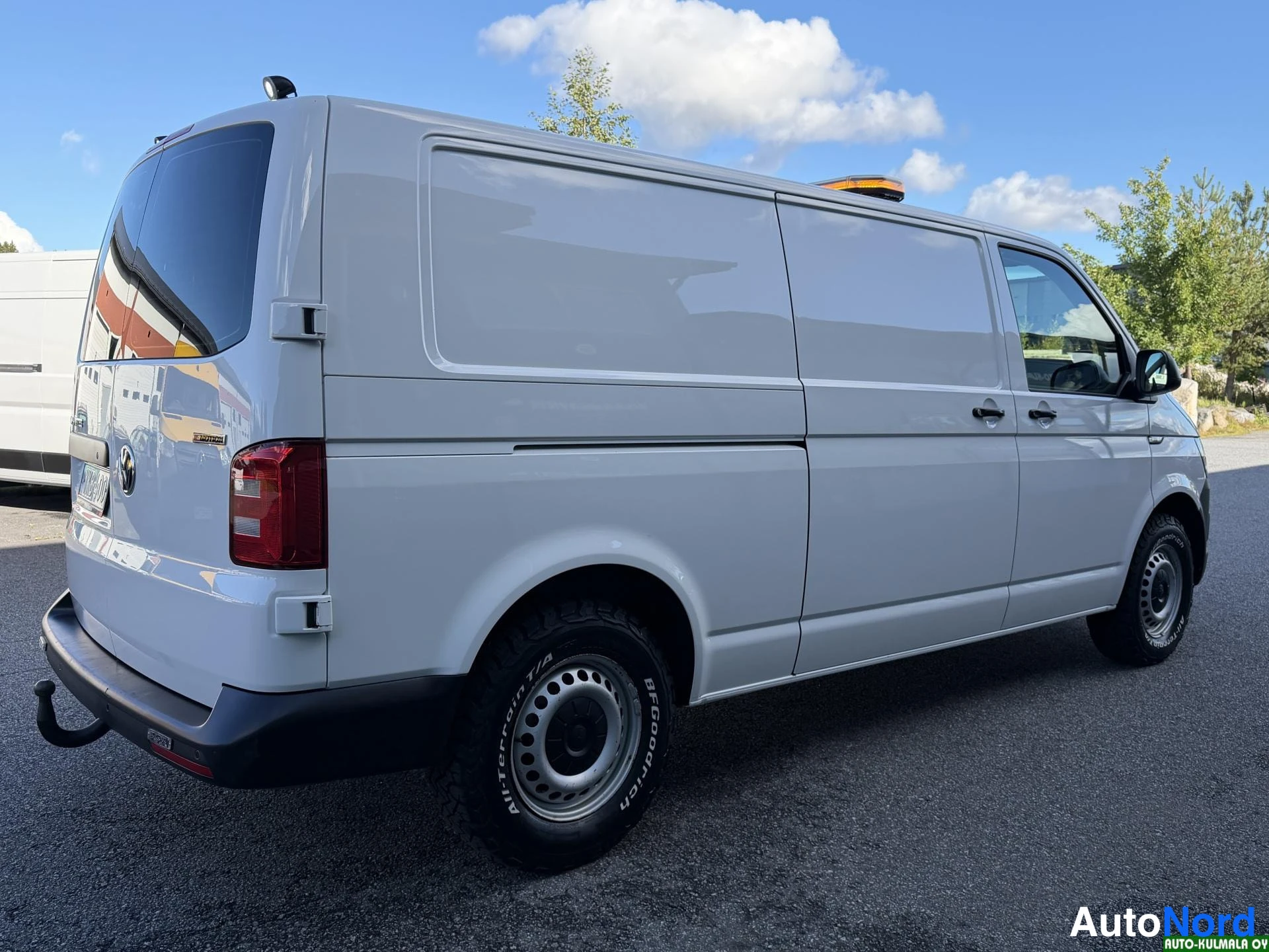 Valkoinen Volkswagen Transporter 2018, takaviisto, kuva 13