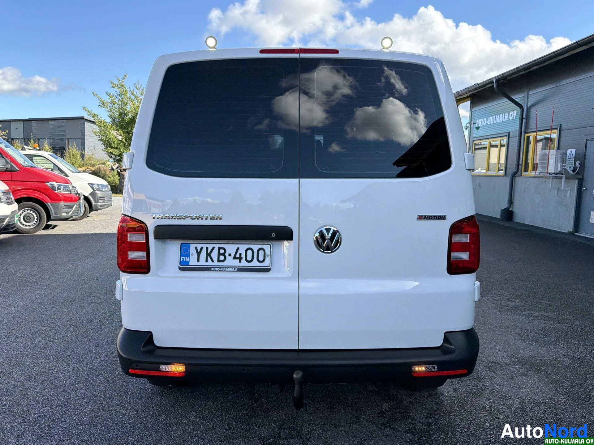 Valkoinen Volkswagen Transporter 2018, takaa, kuva 14