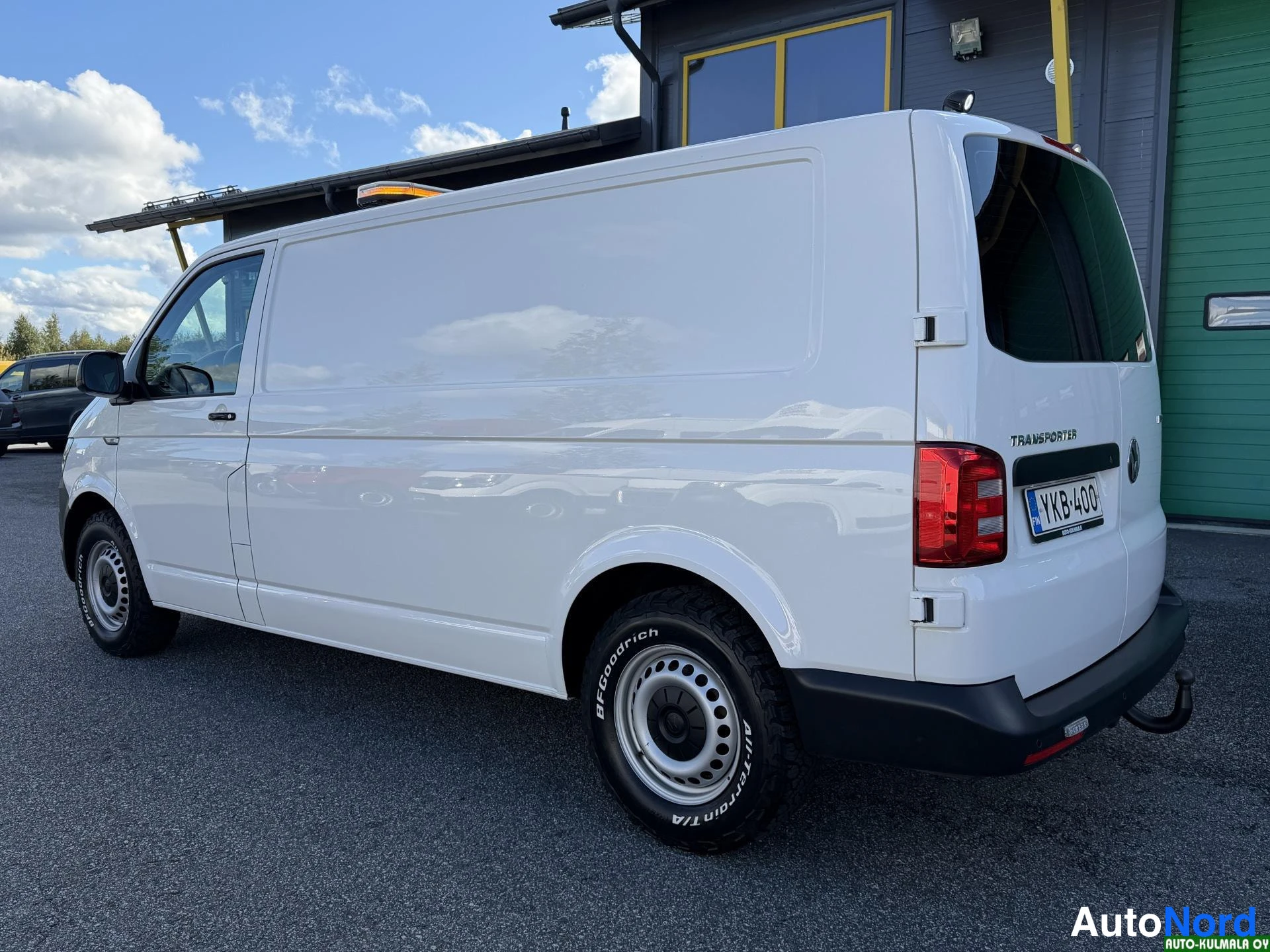 Valkoinen Volkswagen Transporter 2018, takaviisto, kuva 12
