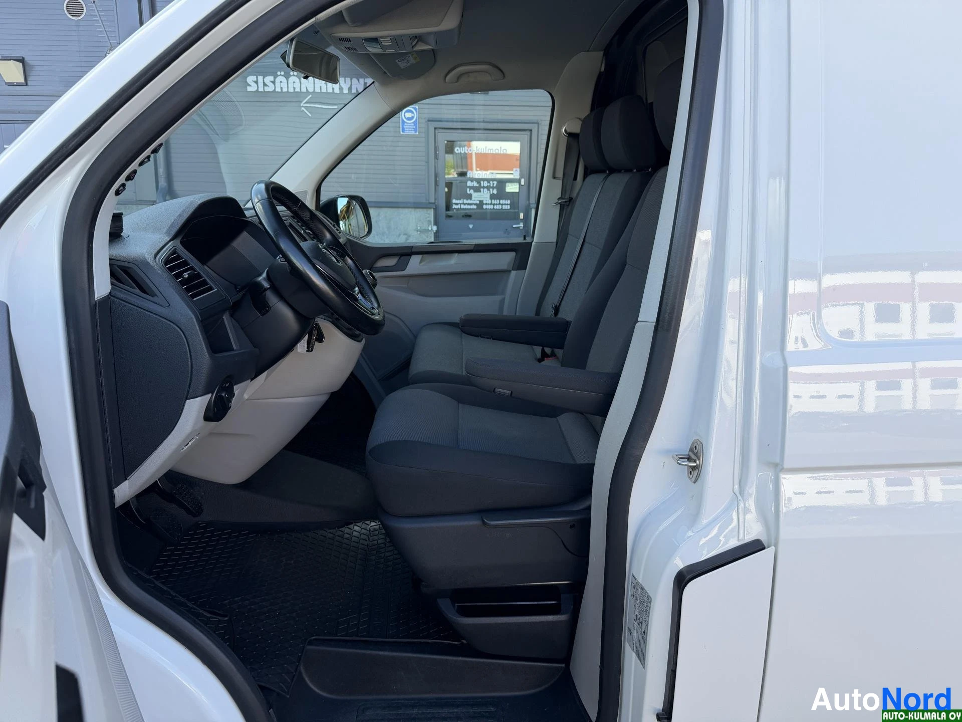 Valkoinen Volkswagen Transporter 2018, ohjaamo, kuva 18