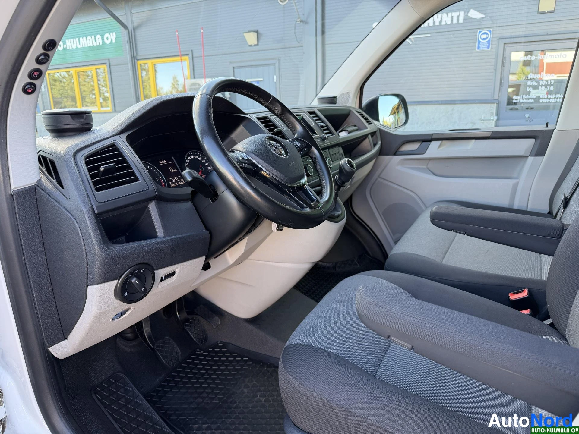 Valkoinen Volkswagen Transporter 2018, ohjaamo, kuva 19