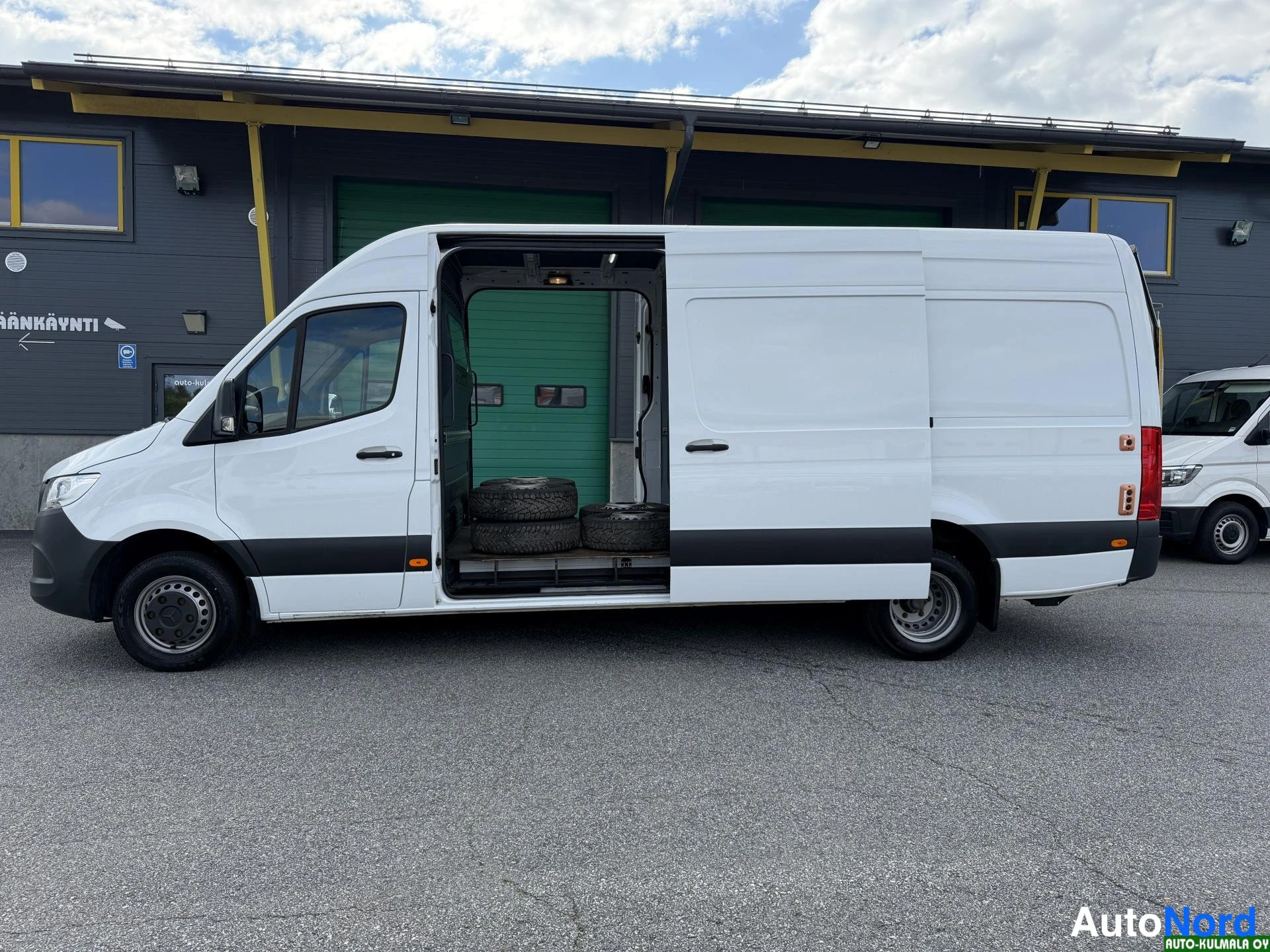 Valkoinen Mercedes-Benz Sprinter 516 CDI 2019, etuviisto, keula vasemmalle, kuva 2