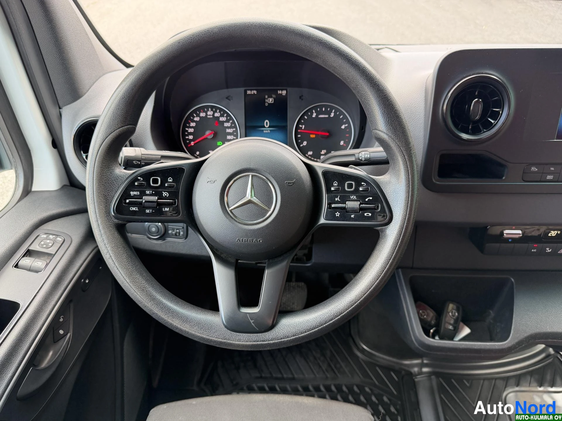 Valkoinen Mercedes-Benz Sprinter 516 CDI 2019, ohjaamo, kuva 18