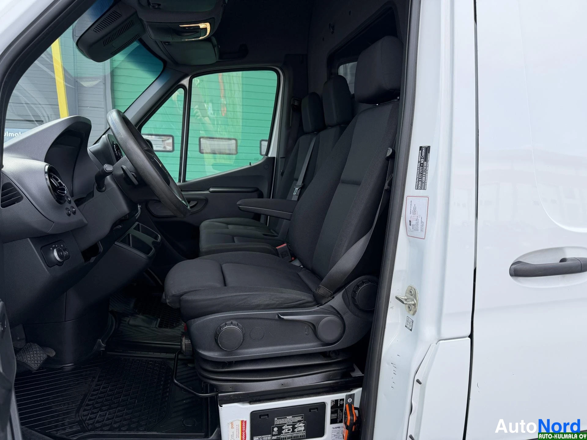 Valkoinen Mercedes-Benz Sprinter 516 CDI 2019, etuistuimet, kuva 20