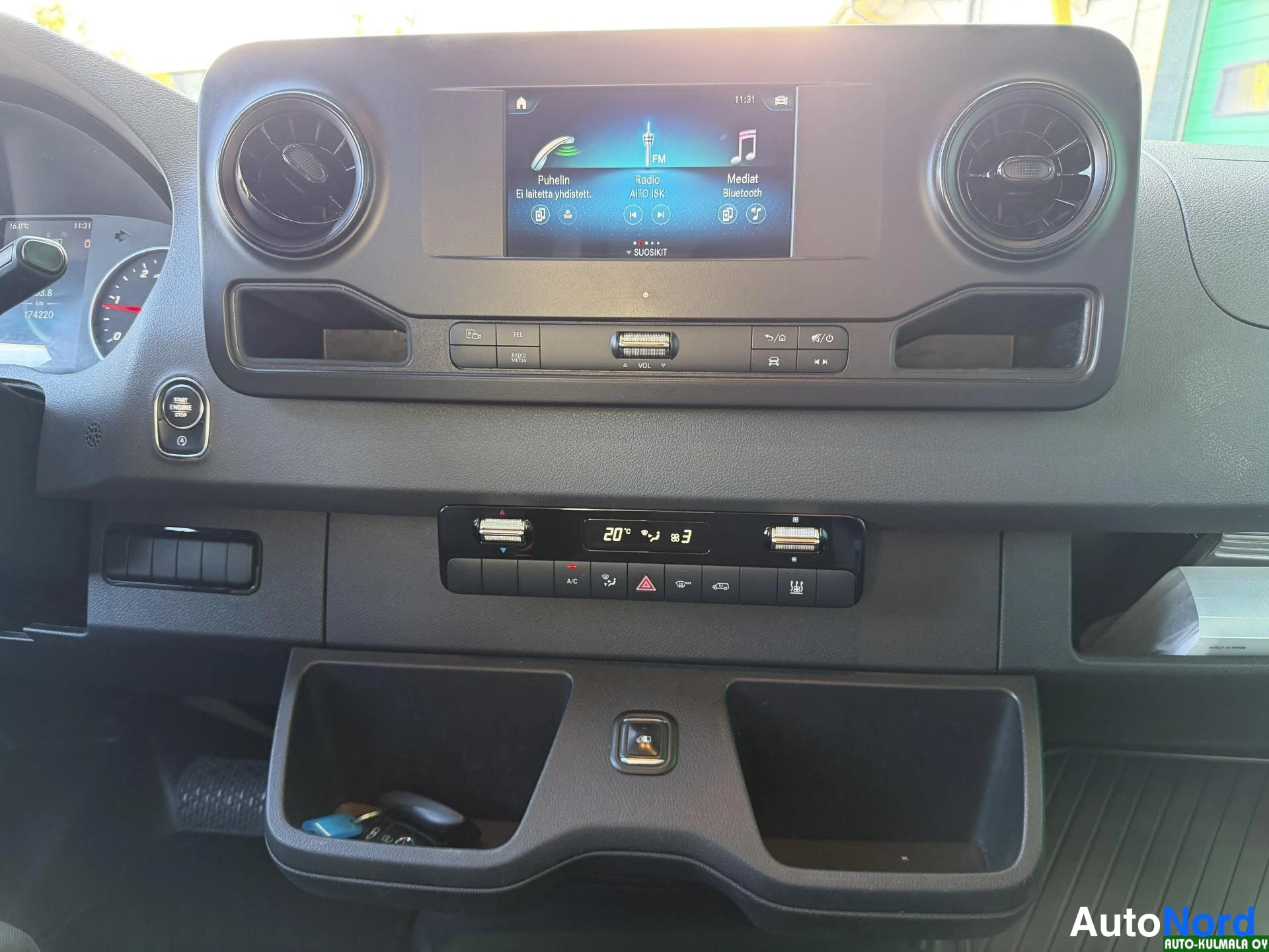 Keltainen Mercedes-Benz Sprinter 316 CDI 2019, ohjaamo, kuva 14