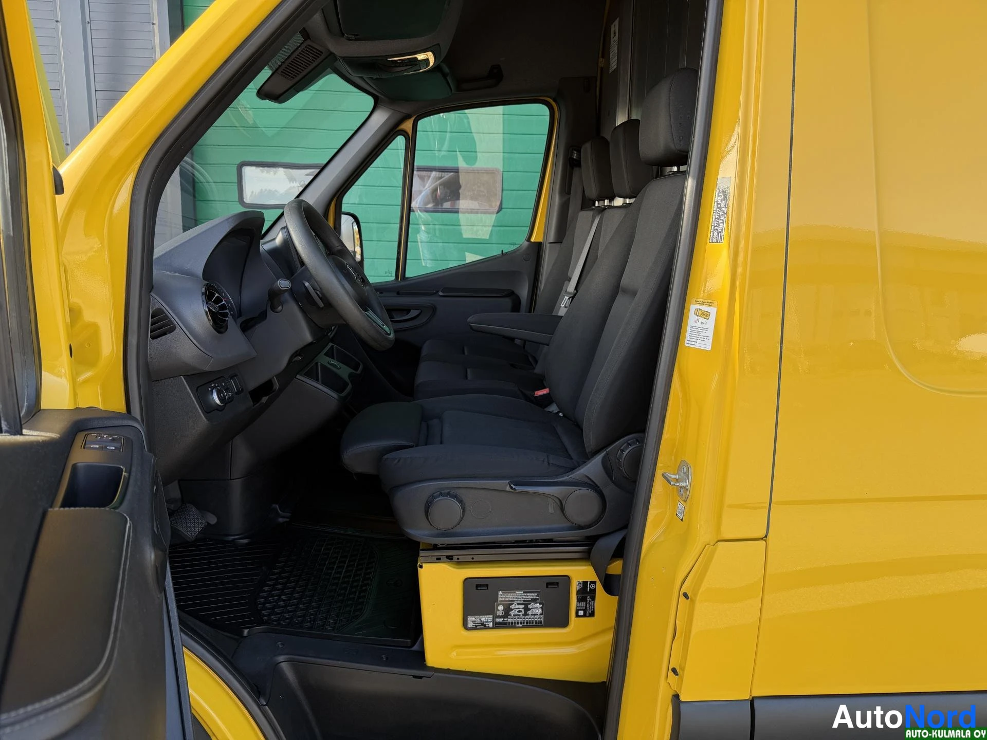 Keltainen Mercedes-Benz Sprinter 316 CDI 2019, ohjaamo, kuva 10