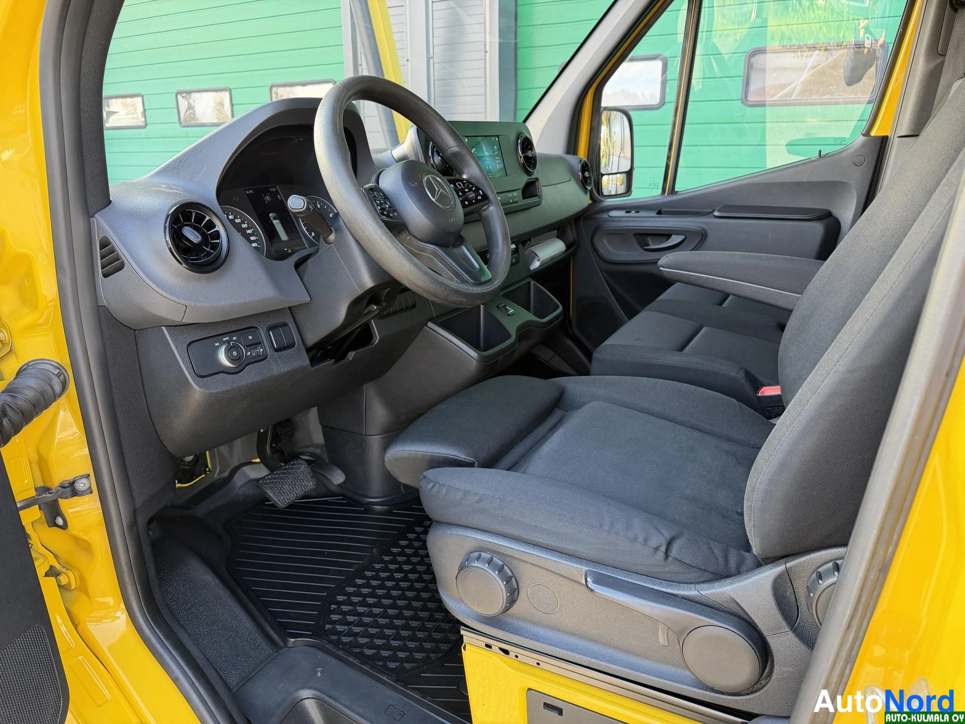 Keltainen Mercedes-Benz Sprinter 316 CDI 2019, ohjaamo, kuva 11