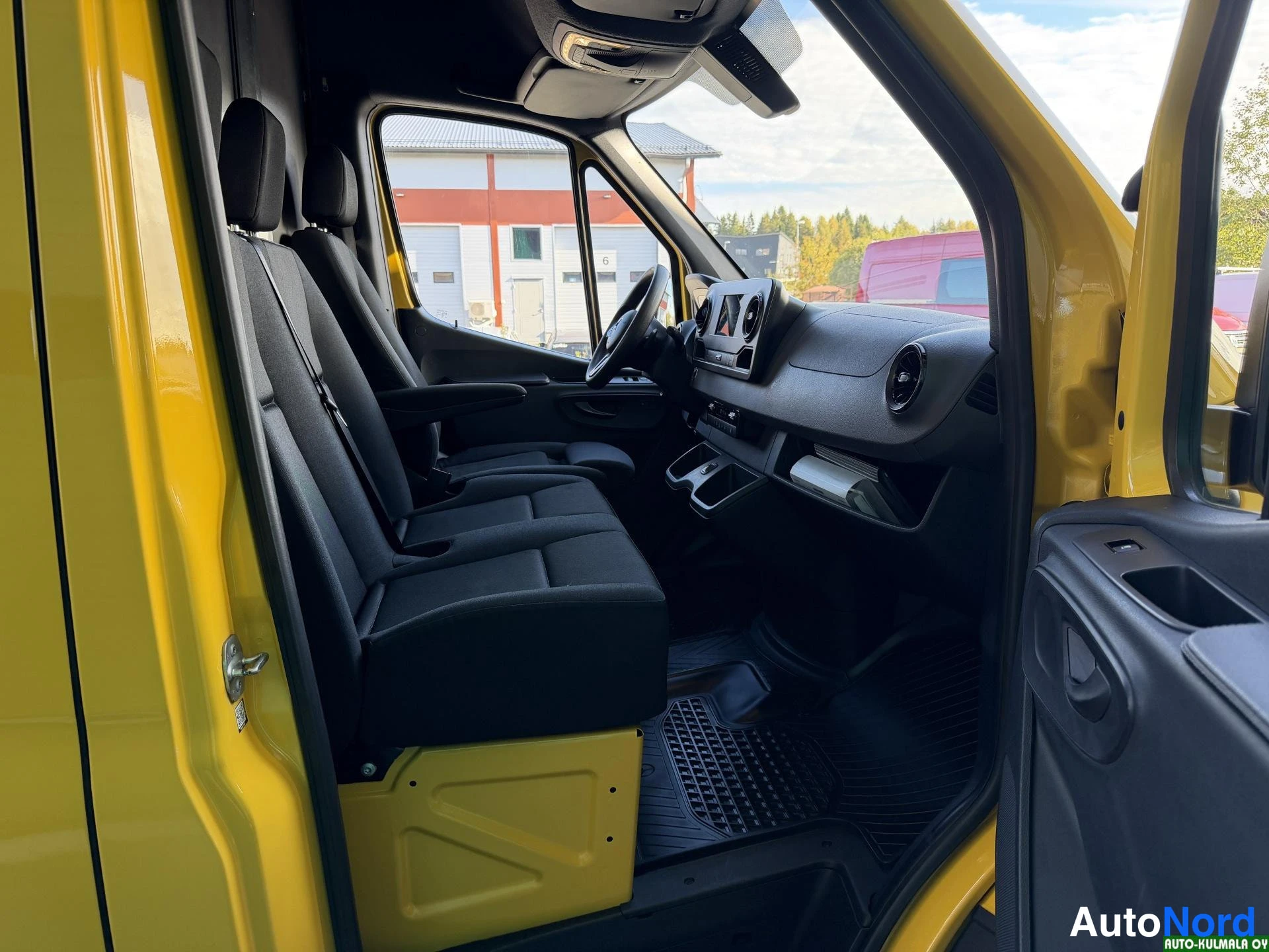 Keltainen Mercedes-Benz Sprinter 316 CDI 2019, ohjaamo, kuva 12