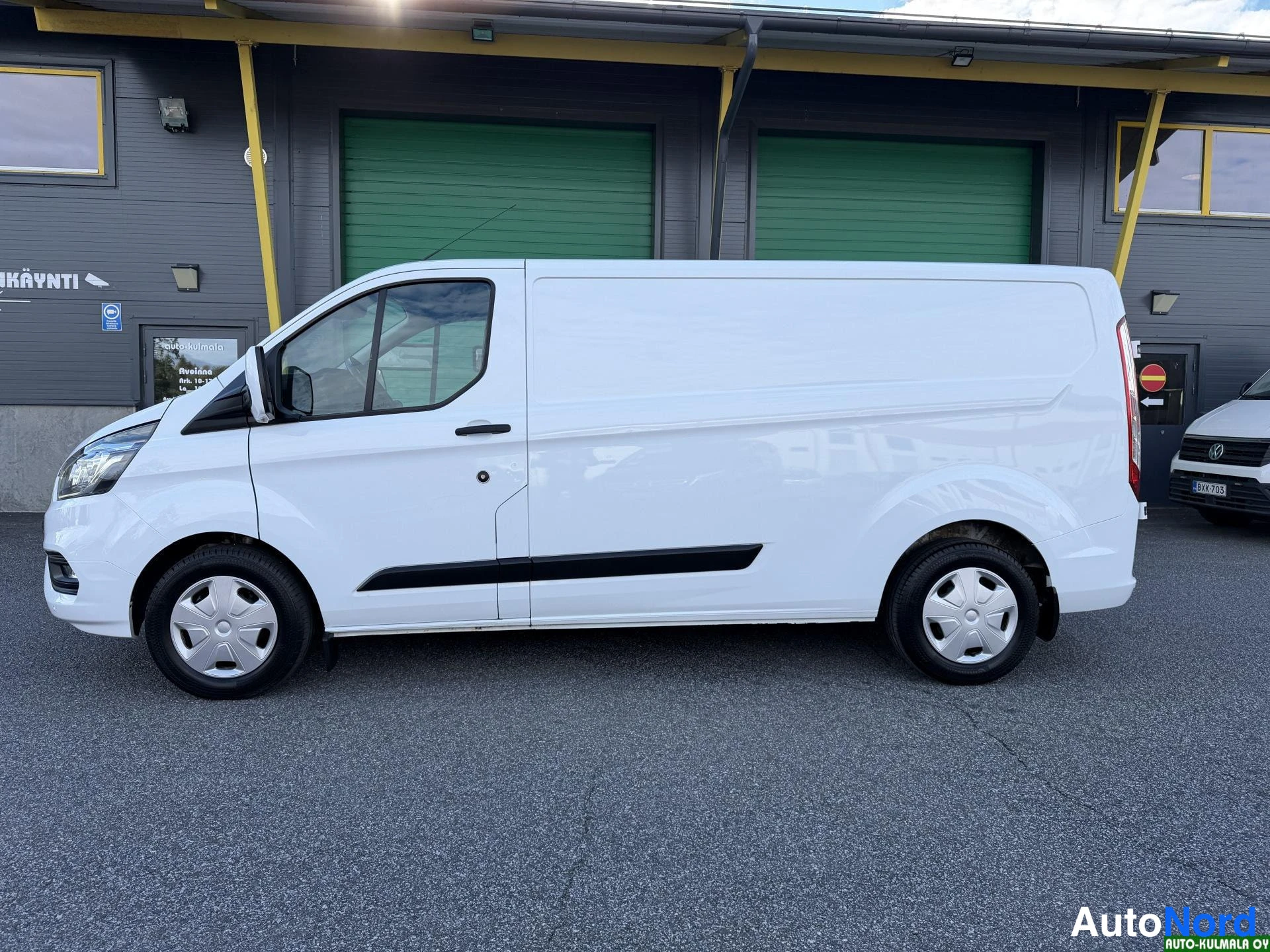 Valkoinen Ford Transit Custom 2022, sivulta, kuva 7