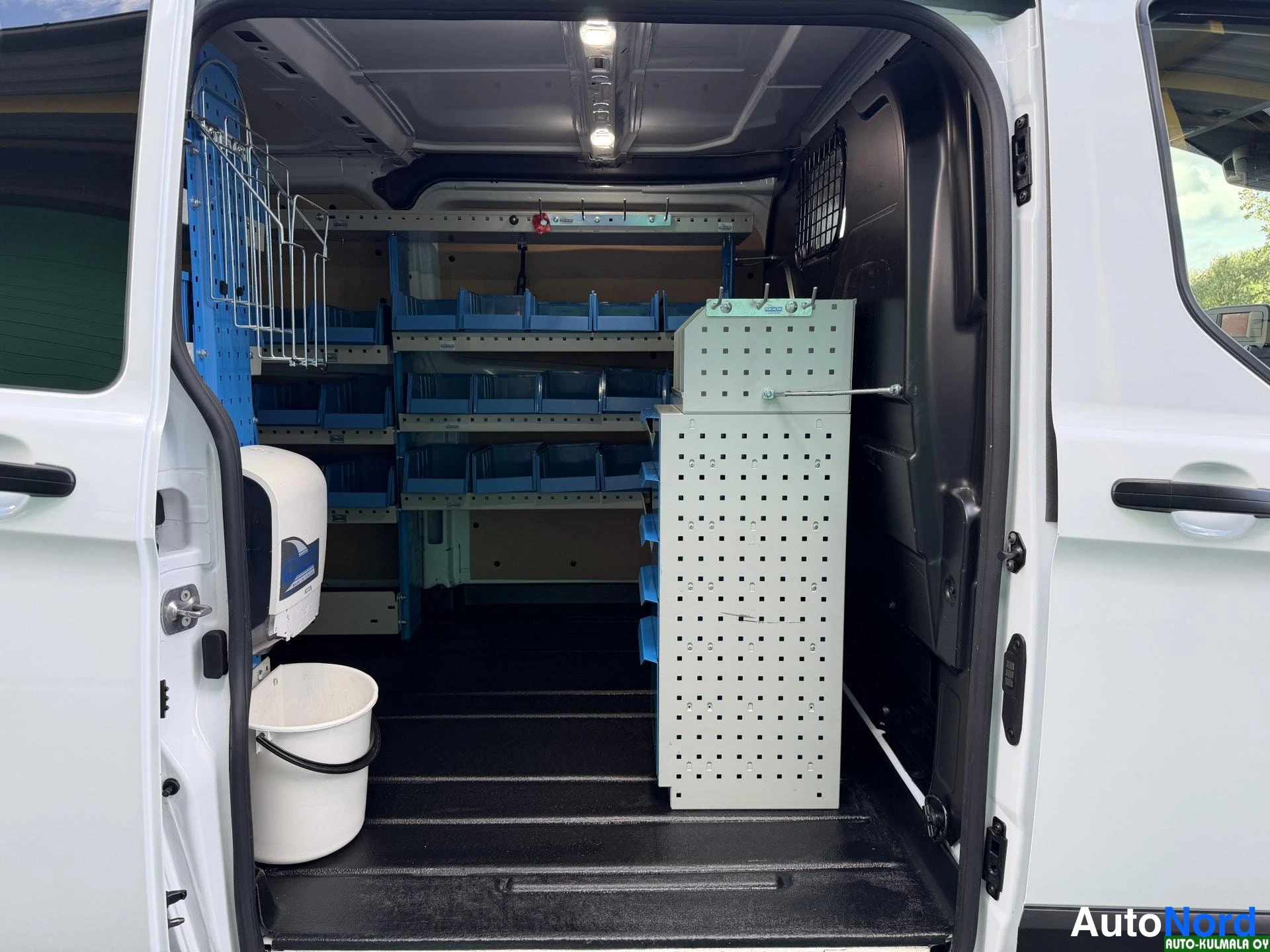 Valkoinen Ford Transit Custom 2022, tavaratila, kuva 18