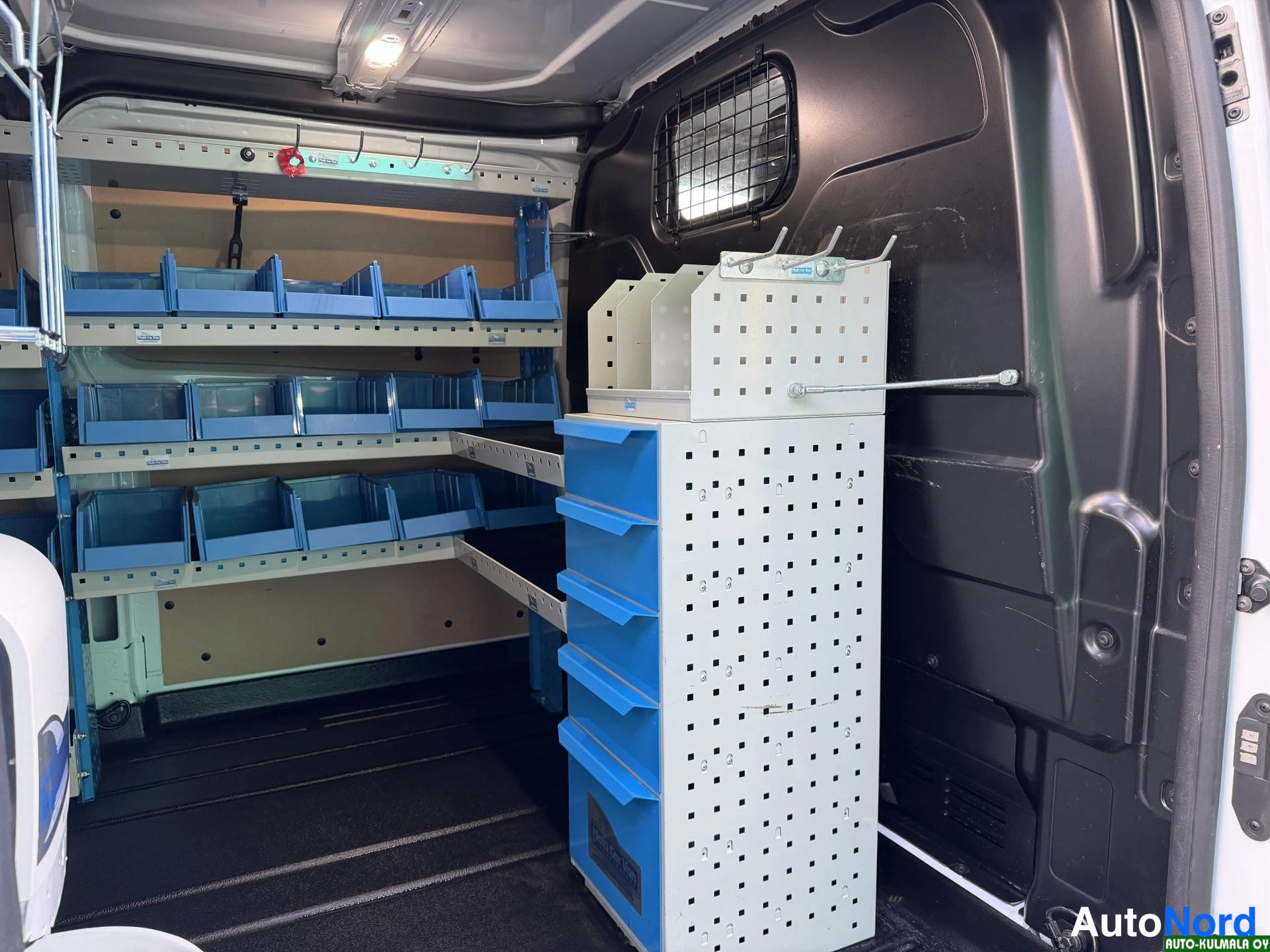 Valkoinen Ford Transit Custom 2022, tavaratila, kuva 19